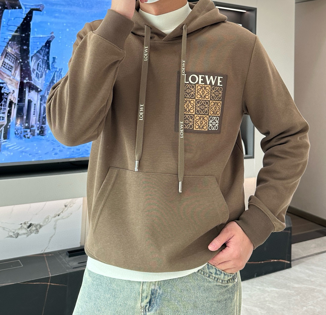 NO:123776,LOEW*E Luoyi-Wei 24s new hooded sweatshirt. The same style as men and women!  Drawstring bell matching, pocket age-reducing design, chest original Luo Yiwei brand styling, three-dimensional hot painting craftsmanship, simple and high-end. Fashion hot models recommended ~ Three-dimensional and clear, seasonal alternating styles are essential for light sweatshirts. The upper body is comfortable but not lacking in softness!  Color khaki, light gray, code number M-3XL regular version!  (175/140 jin recommended L), loewe, loewe, hoodie, sweatshirts, hats, alexander wang19860909LOEW*E罗意-威24s新款连帽卫衣.男女同款！抽绳吊钟搭配.口袋减龄设计.胸口原版罗意威品牌造型.立体烫画工艺.简单高级.时尚热门款推荐～ 立体清晰,季节交替必备款轻盈卫衣. 上身舒适却不失柔软度！颜色卡其.浅灰.码数M-3XL常规版型！（175/140斤建议L）,,loewe,loewe,hoodie,sweatshirts,hats,alexander wang,Men's clothing