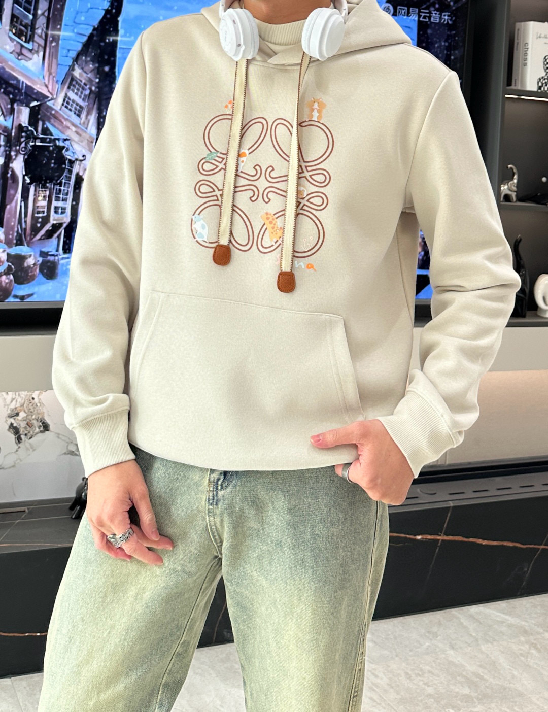 NO:123785,LOEW*E Luoyi-Wei 24s new hooded sweatshirt. The same style as men and women!  Drawstring bell matching, pocket age-reducing design, chest original Luo Yiwei brand styling, three-dimensional hot painting craftsmanship, simple and high-end. Fashion hot models recommended ~ Three-dimensional and clear, seasonal alternating styles are essential for light sweatshirts. The upper body is comfortable but not lacking in softness!  Black color, light gray, code number M-3XL regular version!  (175/140 jin recommended L), loewe, loewe, hoodie, sweatshirts, hats, alexander wang19860909LOEW*E罗意-威24s新款连帽卫衣.男女同款！抽绳吊钟搭配.口袋减龄设计.胸口原版罗意威品牌造型.立体烫画工艺.简单高级.时尚热门款推荐～ 立体清晰,季节交替必备款轻盈卫衣. 上身舒适却不失柔软度！颜色黑色.浅灰.码数M-3XL常规版型！（175/140斤建议L）,,loewe,loewe,hoodie,sweatshirts,hats,alexander wang,Men's clothing