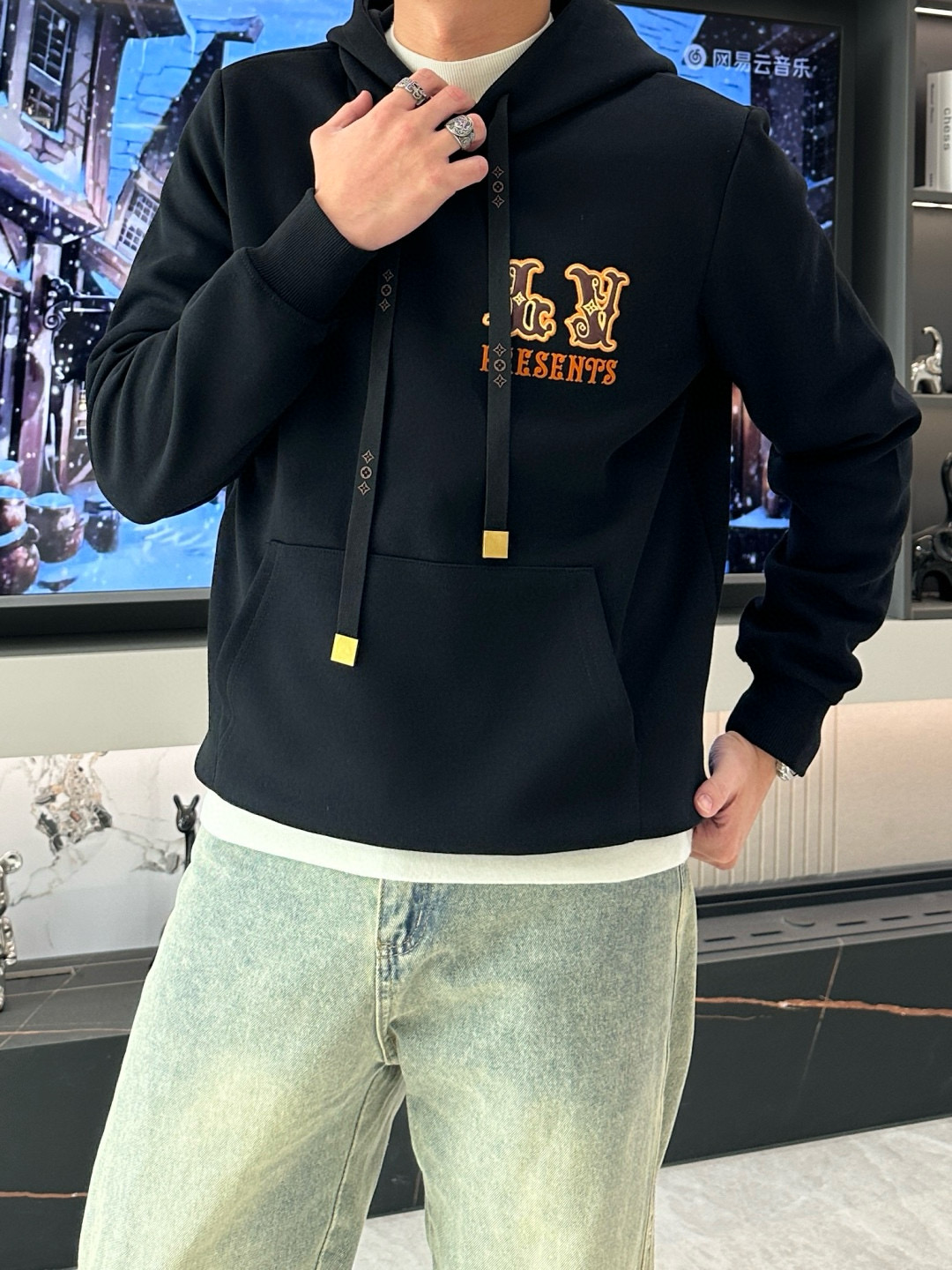 NO:123772,Donkey brand *24s new hooded sweatshirt. The same style as men and women!  Drawstring bell matching, pocket age-reducing design, original custom leather embroidery on the chest, exquisite and high-end, fashionable popular models recommended ~ Three-dimensional and clear, seasonal alternating styles are essential for light sweatshirts. The upper body is comfortable but not lacking in softness!  Color black, brown, code number M-3XL regular version!  (175/140 jin recommended L), louis vuitton, hoodie, sweatshirts, hats, alexander wang19860909驴牌*24s新款连帽卫衣.男女同款！抽绳吊钟搭配.口袋减龄设计.胸口原版定制皮绣花.精致高级.时尚热门款推荐～ 立体清晰,季节交替必备款轻盈卫衣. 上身舒适却不失柔软度！颜色黑色.咖色.码数M-3XL常规版型！（175/140斤建议L）,,louis vuitton,hoodie,sweatshirts,hats,alexander wang,Men's clothing