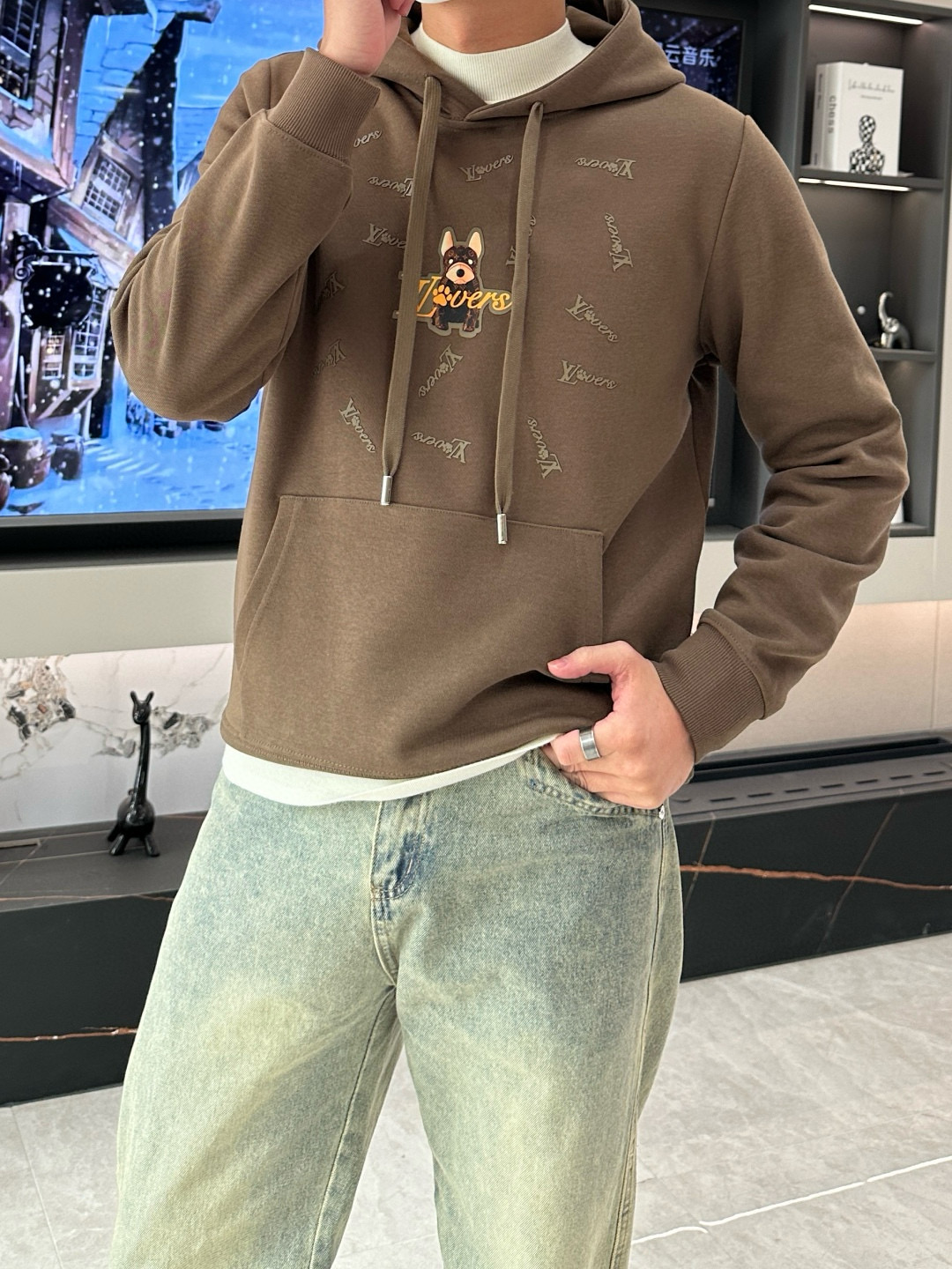 NO:123790,Donkey brand*s autumn and winter series new hooded sweatshirt!  The same style for men and women!  Recommended age reduction!  Customized 420 grams of gauge cotton, soft feel to create a casual feeling. The chest donkey brand letters are hot and painted. The hooded design is more suitable for resisting the coldness of autumn!  Color brown. Black. Number of code M-3XL (175/140 jin recommended L), louis vuitton, hoodie, sweatshirts, hats, alexander wang19860909驴牌*s秋冬系列新品连帽卫衣 ！男女同款！减龄款推荐！订制420克高克棉,柔软手感塑造休闲感.胸口驴牌字母烫画设计.连帽的设计更适合抵挡秋季的寒意！颜色咖色.黑色.码数M-3XL（175/140斤建议L）,,louis vuitton,hoodie,sweatshirts,hats,alexander wang,Men's clothing