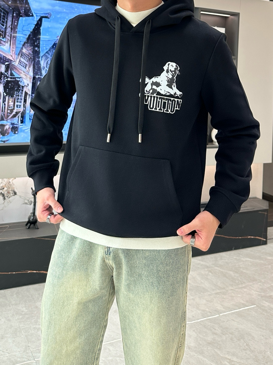 NO:123769,Donkey brand *24s new hooded sweatshirt. The same style as men and women!  Drawstring bell matching, pocket age-reducing design, chest donkey brand style, combined with brand letters, simple and high-end, fashionable popular models recommended ~ Three-dimensional and clear, seasonal alternating styles are essential for light sweatshirts. The upper body is comfortable but not lacking in softness!  Color black. Code M-3XL regular version!  (175/140 jin recommended L), louis vuitton, hoodie, sweatshirts, hats, alexander wang19860909驴牌*24s新款连帽卫衣.男女同款！抽绳吊钟搭配.口袋减龄设计.胸口驴牌造型.结合品牌字母.简单高级.时尚热门款推荐～ 立体清晰,季节交替必备款轻盈卫衣. 上身舒适却不失柔软度！颜色黑色.码数M-3XL常规版型！（175/140斤建议L）,,louis vuitton,hoodie,sweatshirts,hats,alexander wang,Men's clothing