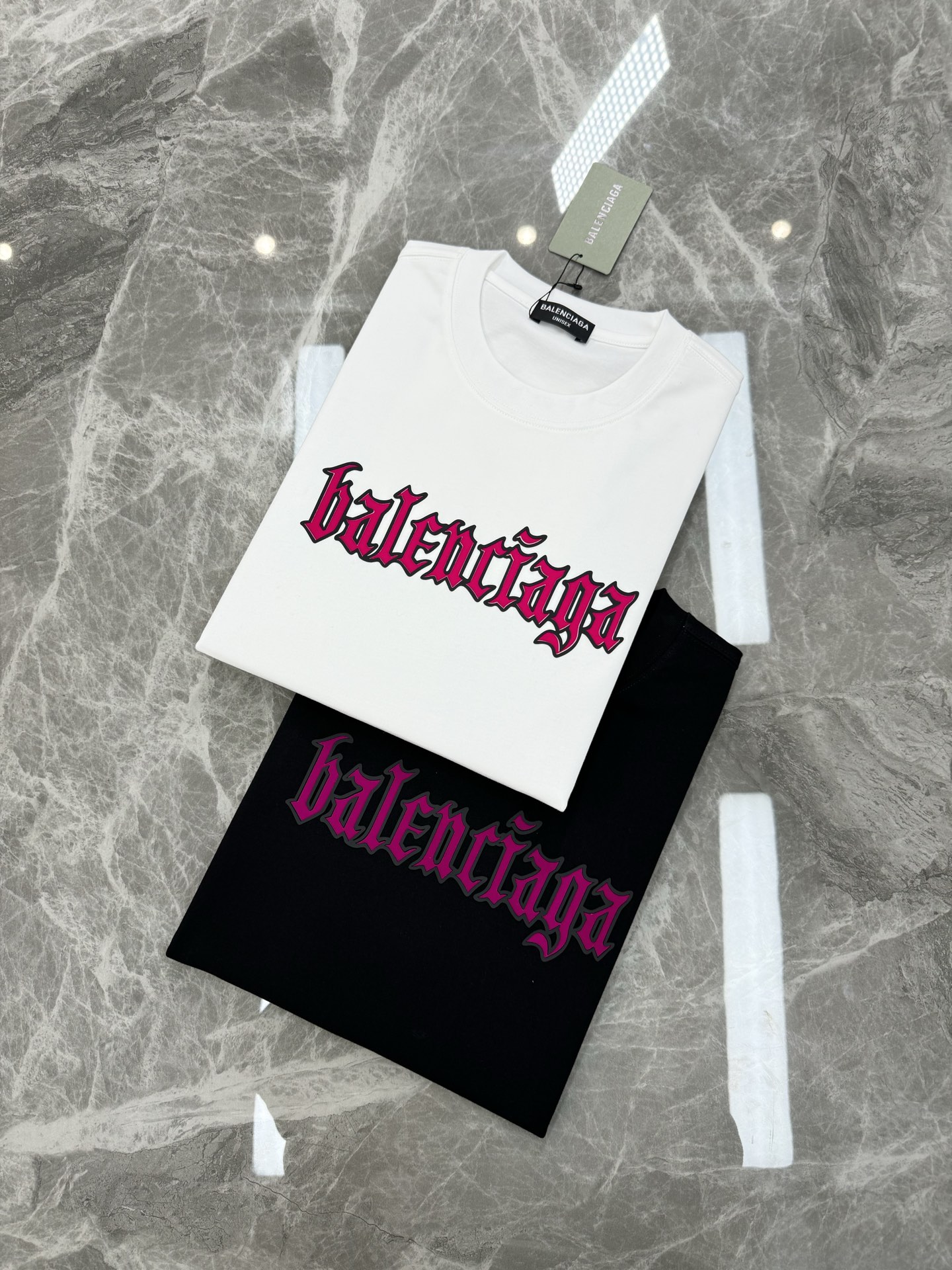 
Balenciag*巴黎*新款T恤.25s男女同款！品牌字母哥特风字母印花设计.双层立体烫画工艺.每个