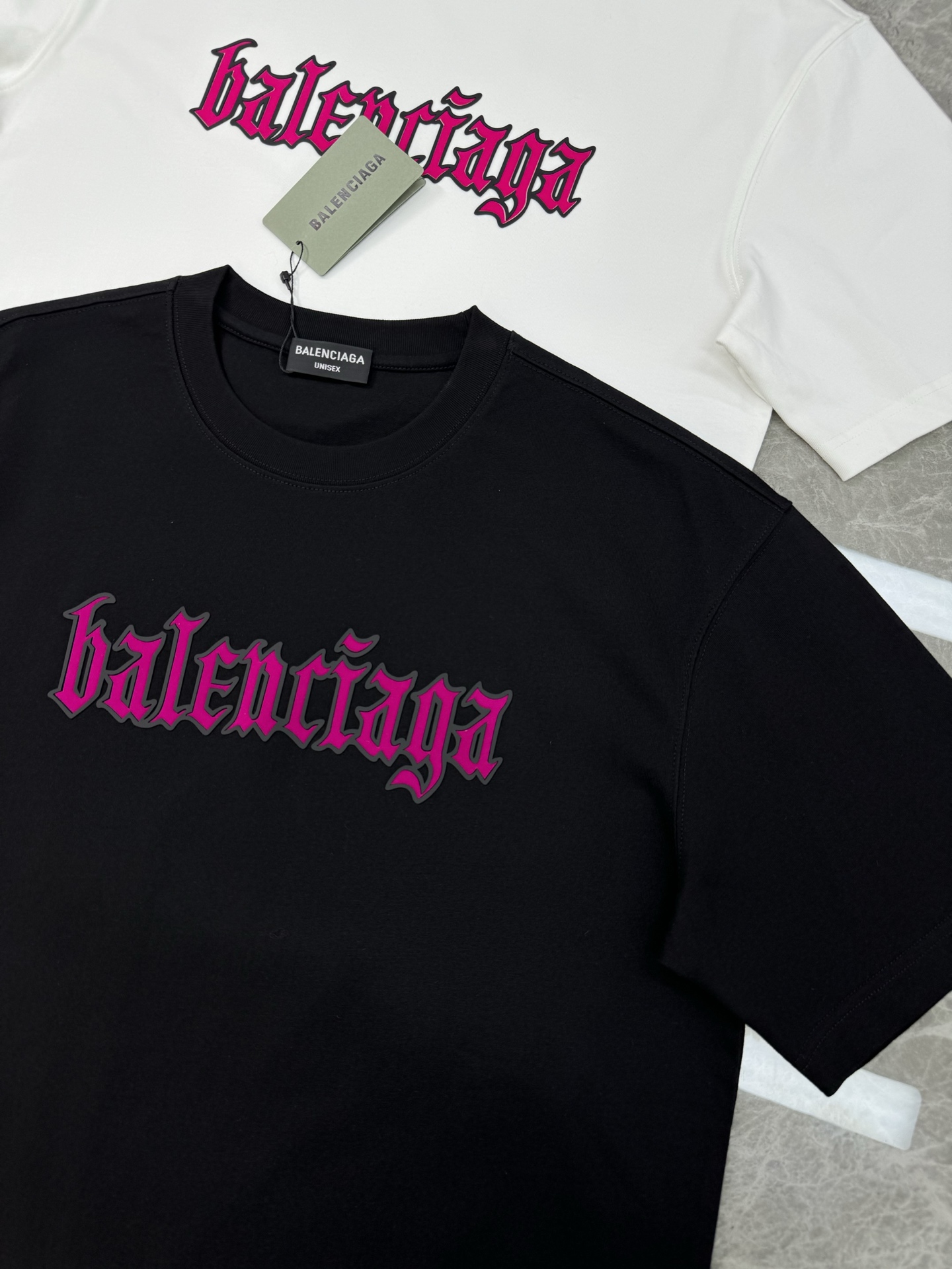 
Balenciag*巴黎*新款T恤.25s男女同款！品牌字母哥特风字母印花设计.双层立体烫画工艺.每个