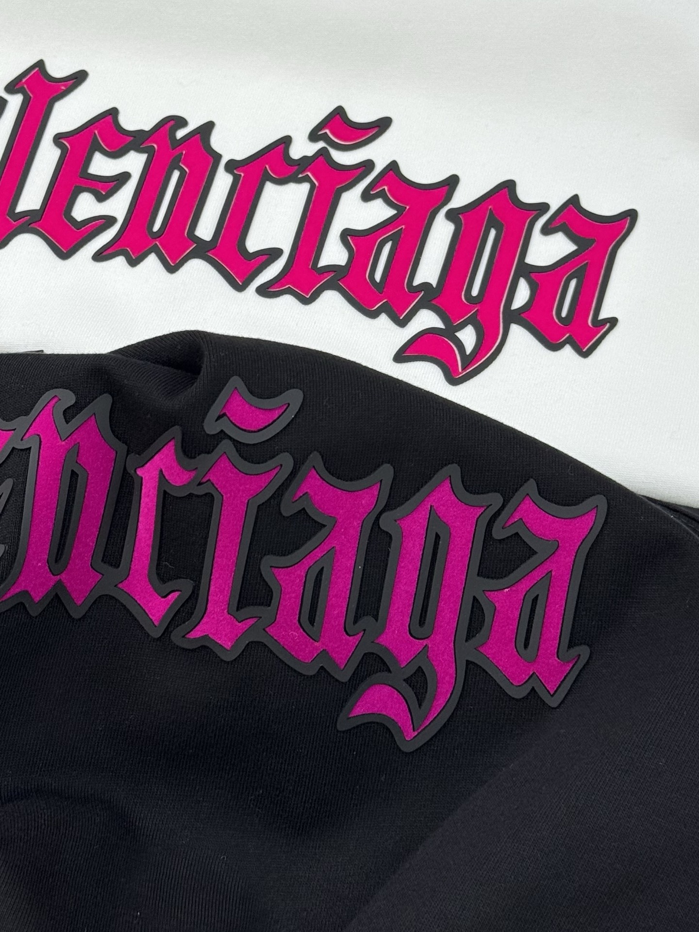 
Balenciag*巴黎*新款T恤.25s男女同款！品牌字母哥特风字母印花设计.双层立体烫画工艺.每个