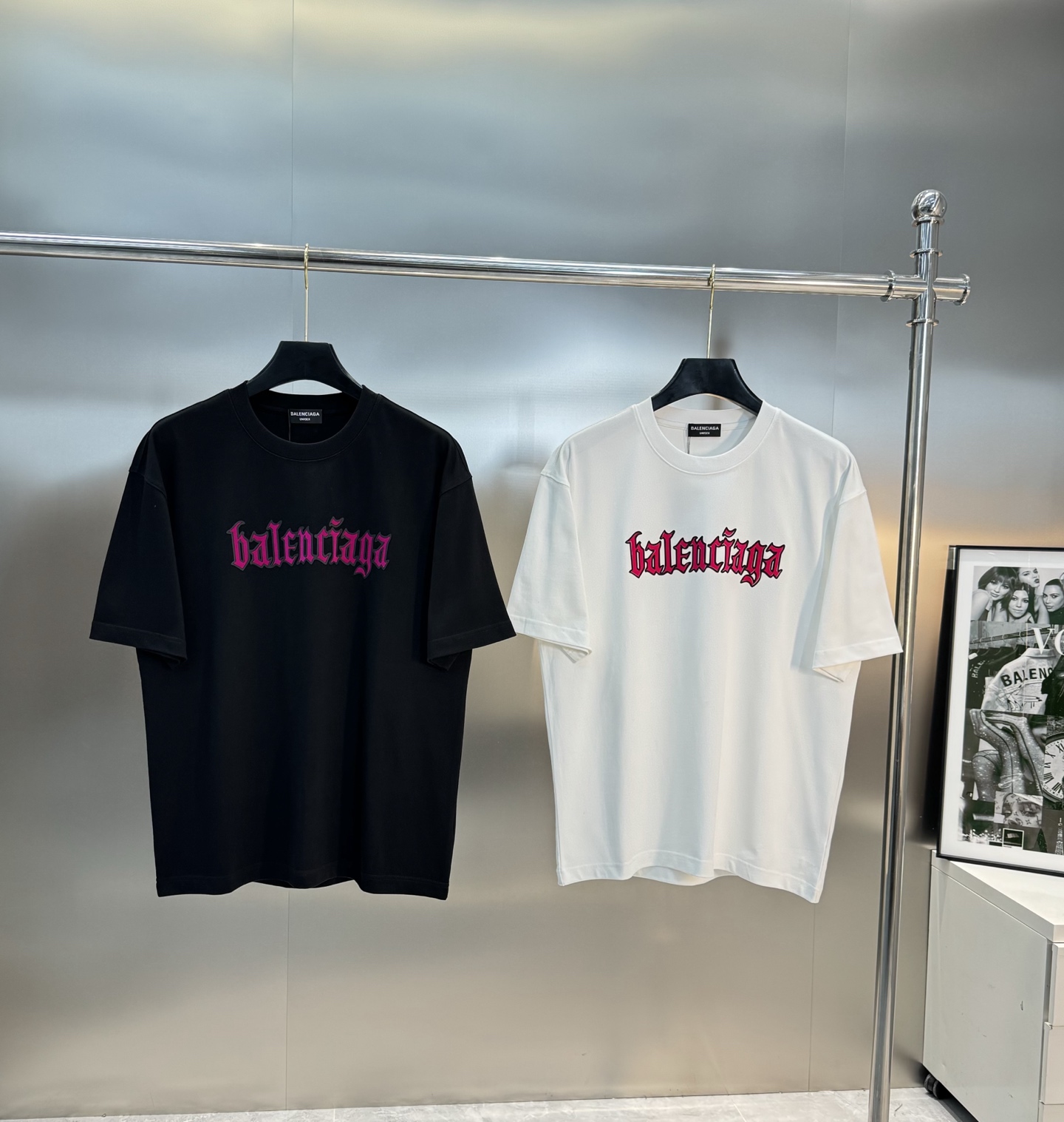 
Balenciag*巴黎*新款T恤.25s男女同款！品牌字母哥特风字母印花设计.双层立体烫画工艺.每个
