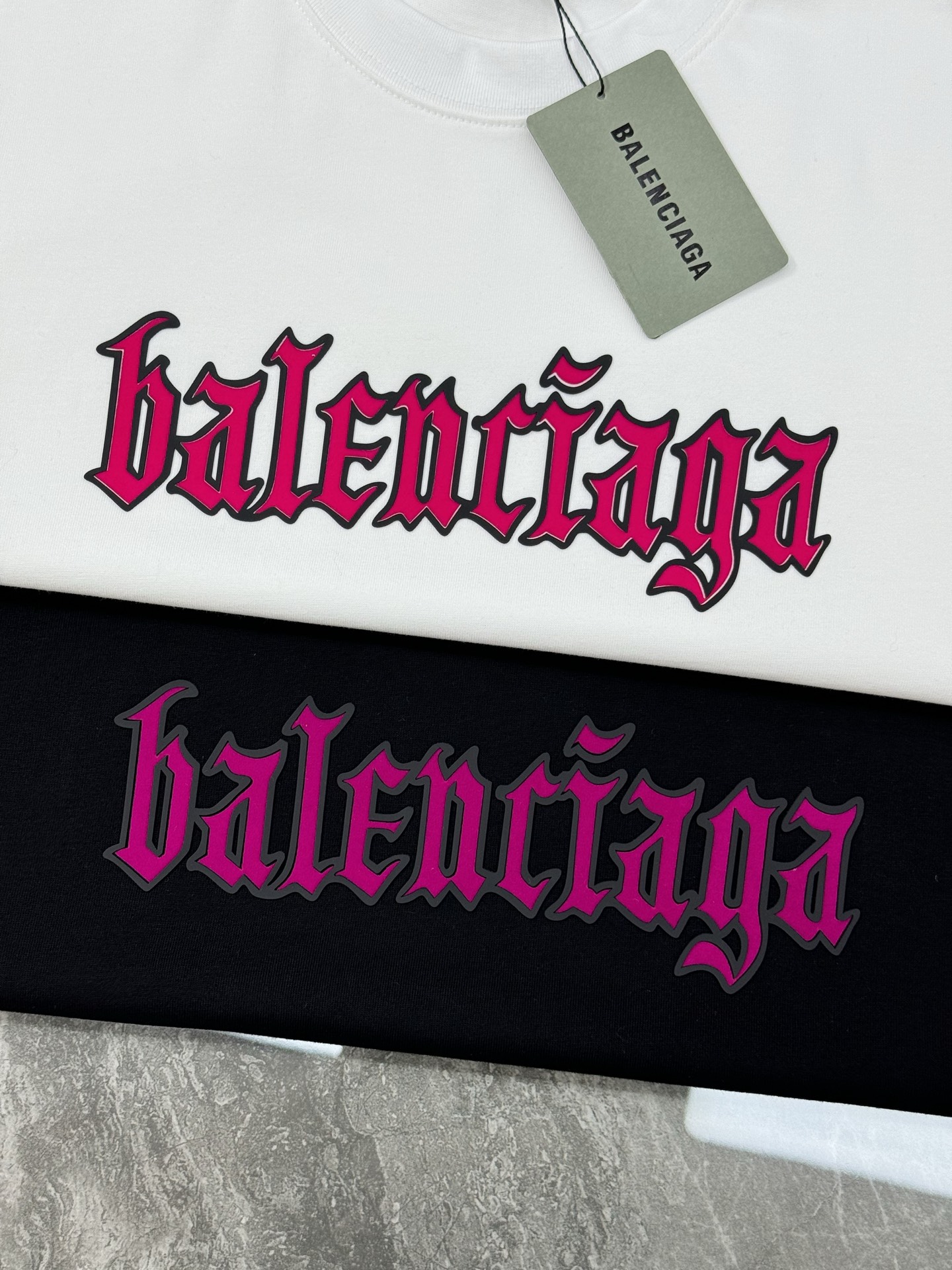 
Balenciag*巴黎*新款T恤.25s男女同款！品牌字母哥特风字母印花设计.双层立体烫画工艺.每个
