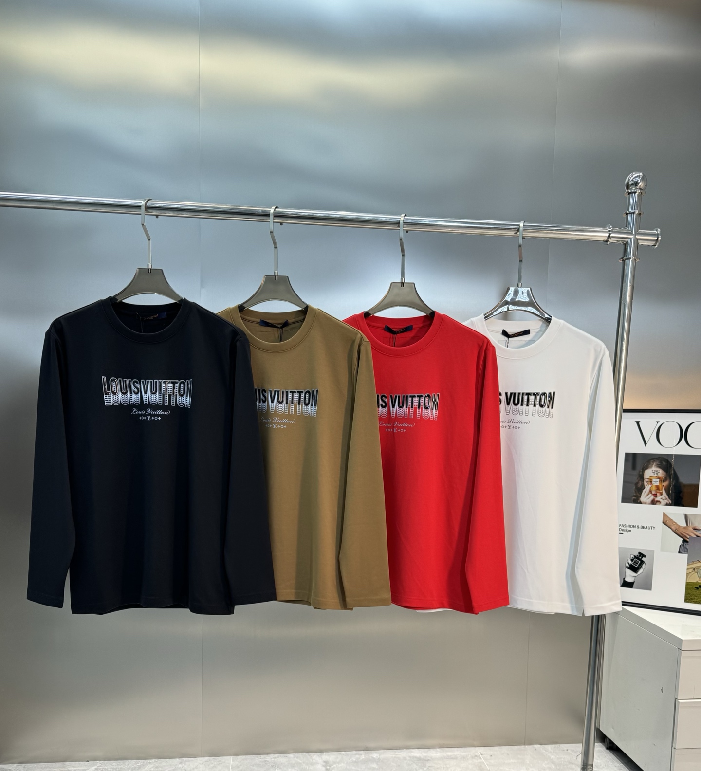 NO:125059,Donkey brand*24s men's thickened base long sleeves!  !  OEM production!  !  This base shirt is framed with the basic style. The chest pocket adopts three-dimensional 3D letters. The details play a crucial role in the overall matching, adding a lot of eye-catching. It is as perfect as the finishing touch. The pattern is very three-dimensional and stylish. It uses 300g modal combed cotton fabric. The upper body is comfortable and skin-friendly, and the warmth performance is also very excellent. A basic base shirt that can be controlled by both men and women. It is a fashionable expert with versatility. It is highly recommended to you. New and old customers must-have styles!  Color black, white, khaki, big red, code M-3XL slim fit style!  (S and 4XL can be customized) / 140 jin recommended L, louis vuitton, alexander wang19860909驴牌*24s男士加厚打底长袖！！代工出品！！此款打底衫以基础的版型为框架.胸口口袋采用字母立体3D工艺,细节为整体搭配起到至关重要的作用,增添了不少吸睛度,犹如画龙点睛般完美,图案非常立体有型,采用300g莫代尔精梳棉面料,上身穿着舒适亲肤,保暖性能也是相当卓越 男女都可驾驭的基础款打底衫,藏肉百搭的时尚小能手,强烈推荐给你们,新老客户必入款式！颜色黑色.白色.卡其.大红.码数M-3XL修身版型！（S和4XL可定做）/140斤建议L,,louis vuitton,alexander wang,Men's clothing