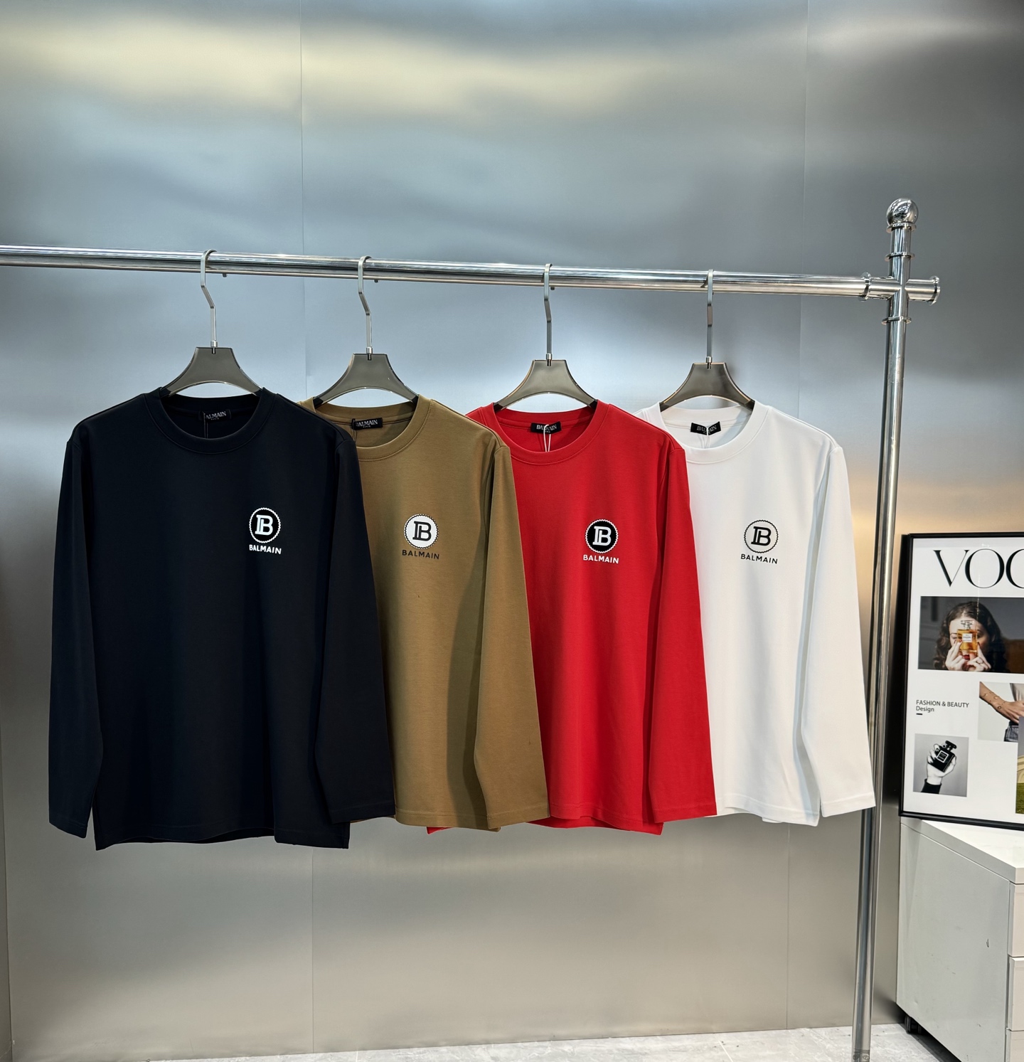 NO:125067,BALMAIN* Balmain 24s new modal T-shirt. The leading figure in the basic style. Classic brand letters on the chest 3D three-dimensional hot painting!  High temperature fixed embossing. Clean, refreshing, simple and generous. Recommended products for unlimited age [Fireworks] regular version!  Successful style Customized 300g modal comb fabric, excellent fabric, natural and high-end!  !  !  The surface is smooth and skin-friendly, and it is as comfortable as a baby!  Color black, white, khaki, big red, code M-3XL slim fit style!  (S and 4Xl can be customized) 175/140 jin recommended L, balmain, balmain, tees, t-shirt, alexander wang19860909BALMAIN*巴尔曼24s新款莫代尔T恤.基础款的领军人物.胸口经典品牌字母3D立体烫画！高温定型压花.干净清爽简单大方.不限年龄的单品推荐[烟花]常规版型！干练的款式 定制客供300克莫代尔梳面料,上乘面料,自然高级！！！表面亲肤顺滑,贴身如婴儿般舒适！颜色黑色.白色.卡其.大红.码数M-3XL修身版型！（S和4Xl可订做）175/140斤建议L,,balmain,balmain,tees，t-shirt,alexander wang,Men's clothing