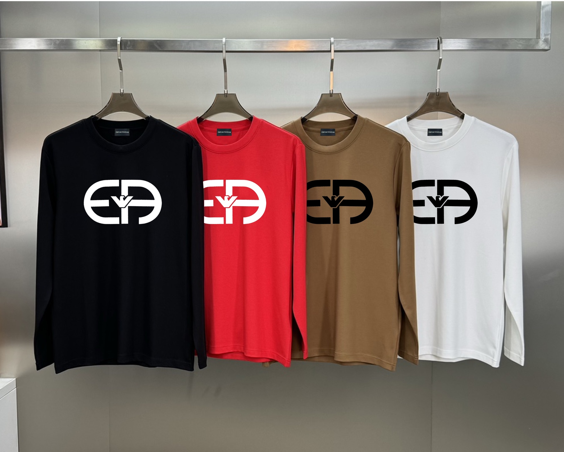 NO:125071,ARMAN* Armani 24s new men's long-sleeved, thickened modal T-shirt. Equipped with an embroidered flying eagle LOGO. The brand letters have a distinct recognition of the two-color, which enriches the vision and increases the sense of nobility!  Customized 300g modal pure cotton fabric. The comfortable touch experience is self-evident, and the upper body is excellent texture!  Color black, white, big red, khaki, code number M-3XL slim fit style!  (S and 4XL can be customized)/140 jin recommended L, armani, armani, tees, t-shirt, alexander wang19860909ARMAN*阿玛尼24s新品男士长袖.加厚款莫代尔T恤.搭载绣花飞鹰LOGO.品牌字母双色辨识度颇具鲜明.即丰富了视觉又增加高贵感！订制300g莫代尔纯棉面料.舒适触感体验不言而喻,上身极佳质感！颜色黑色.白色.大红.卡其.码数M-3XL修身版型！（S和4XL可定做）/140斤建议L,,armani,armani,tees，t-shirt,alexander wang,Men's clothing