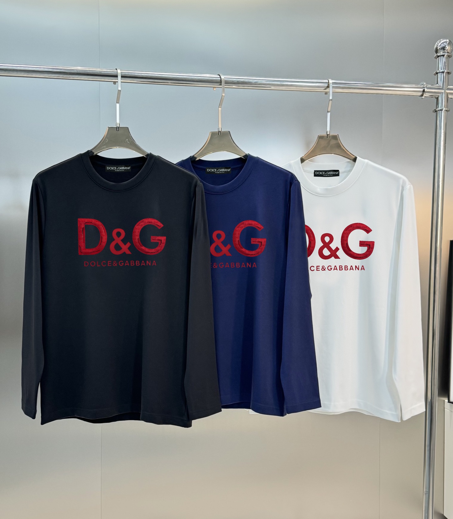 NO:125074,D&G*Dougaban-Na 24s new men's thick round neck long sleeves. Classic recommendation!  Preferred 300g modal cotton. The baby's touch feeling is sure to buy it!  !  !  The fabric is comfortable and soft, and has an extremely skin-friendly and breathable wearing experience... The chest uses multiple elements of three-dimensional hot-painted brand letters. It is cleverly combined, and the basic conventional round-neck style is very fashionable whether it is worn inside or worn alone!  !  !  Color black, white, dark blue, code number M-3XL (S and XL can be customized) slim fit!  /140 jin suggestion L, Dolce & Gabbana, Dolce & Gabbana, alexander wang19860909D&G*杜嘉班-纳24s新款男士加厚圆领长袖.经典推荐！优选300g莫代尔棉.婴儿的触碰感觉,入手必定回购！！！面料舒适柔软有着极致亲肤透气的穿着体验.....胸前采用立体烫画品牌字母多重元素 巧妙结合,基础常规的圆领版型剪裁 无论内搭或平时单穿都十分洋气！！！颜色黑色.白色.深蓝.码数M-3XL（S和XL可定做）修身版型！/140斤建议L,,Dolce&Gabbana,Dolce&Gabbana,alexander wang,Men's clothing