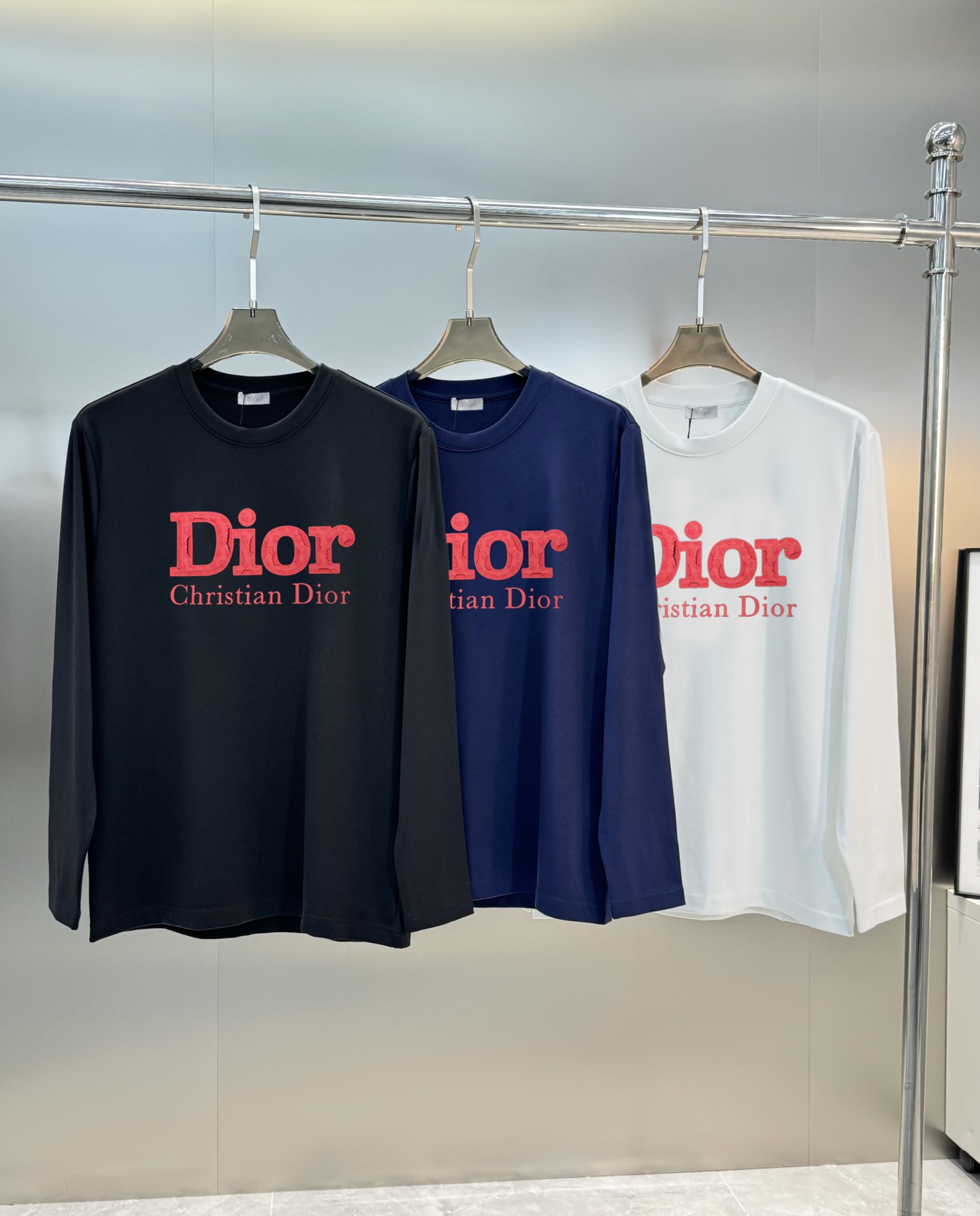 NO:125081,Dio*r Dio 24s new Modal long-sleeved T-shirt. Produced by OEM!  !  This base shirt is framed with the basic style. The chest is made of three-dimensional red letters. The details play a crucial role in the overall matching, adding a lot of eye-catching. It is as perfect as the finishing touch. The pattern is very three-dimensional and stylish. It uses 300 grams modal combed cotton fabric. The upper body is comfortable and skin-friendly. It can be used for both men and women to control it. It is a fashionable little expert with versatility. It is highly recommended to you. New and old customers must-have style!  Color black, white, dark blue, code number M-3XL slim fit style!  (S and 4XL can be customized) 175/140 jin recommended L, dior, dior, tees, t-shirt, alexander wang19860909Dio*r迪奥24s新款莫代尔长袖款T恤.代工出品！！此款打底衫以基础的版型为框架.胸口采用烫画字母立体红色字母工艺,细节为整体搭配起到至关重要的作用,增添了不少吸睛度,犹如画龙点睛般完美,图案非常立体有型,采用300克莫代尔精梳棉面料,上身穿着舒适亲肤,男女都可驾驭的基础款打底衫,藏肉百搭的时尚小能手,强烈推荐给你们,新老客户必入款式！颜色黑色.白色.深蓝.码数M-3XL修身版型！（S和4XL可定做）175/140斤建议L,,dior,dior,tees，t-shirt,alexander wang,Men's clothing