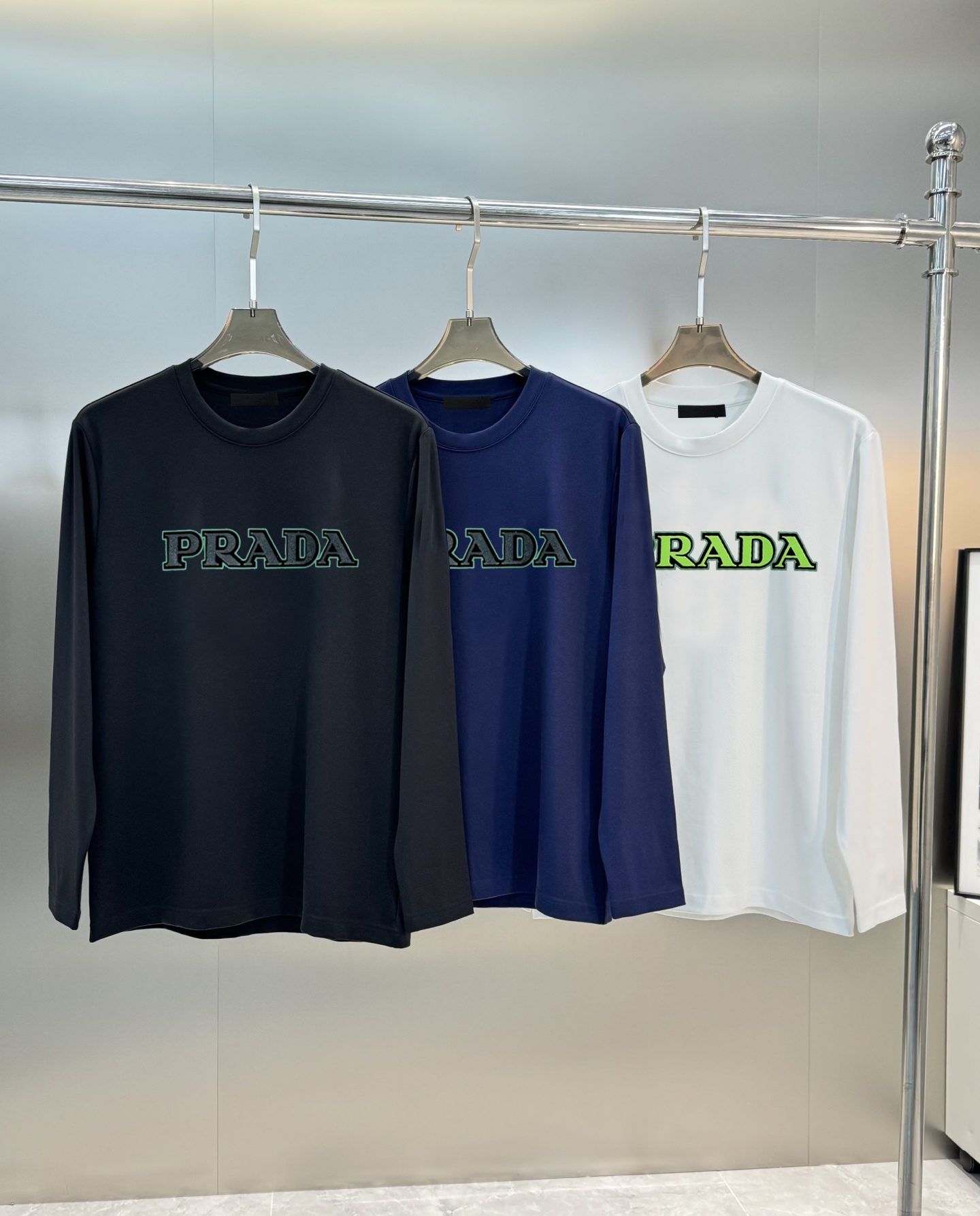 NO:125080,PRAD*24S new modal long-sleeved T-shirt. Excellent quality and contemporary popular elements. The front chest has a three-dimensional double-layer texture LOGO super label, hot painting design. It has a full three-dimensional feeling. The workmanship is quite CALL!  High gram weight 300g modal cotton fabric. It is skin-friendly and comfortable, and has elasticity... a must-have item for basement single pass!  Color black, white, dark blue, code number M-3XL slim fit style!  (S and 4XL can be customized)/140 jin recommended L, prada, tees, t-shirt, alexander wang19860909PRAD*24S新款莫代尔长袖款T恤.优秀品质和当代流行元素搭配.前胸立体双层质感LOGO超强标签,烫画设计.立体感满满.做工相当打CALL！高克重300g莫代尔棉面料.亲肤舒适,富有弹力...打底单传必备单品！颜色黑色.白色.深蓝.码数M-3XL修身版型！（S和4XL可定做）/140斤建议L,,prada,tees，t-shirt,alexander wang,Men's clothing