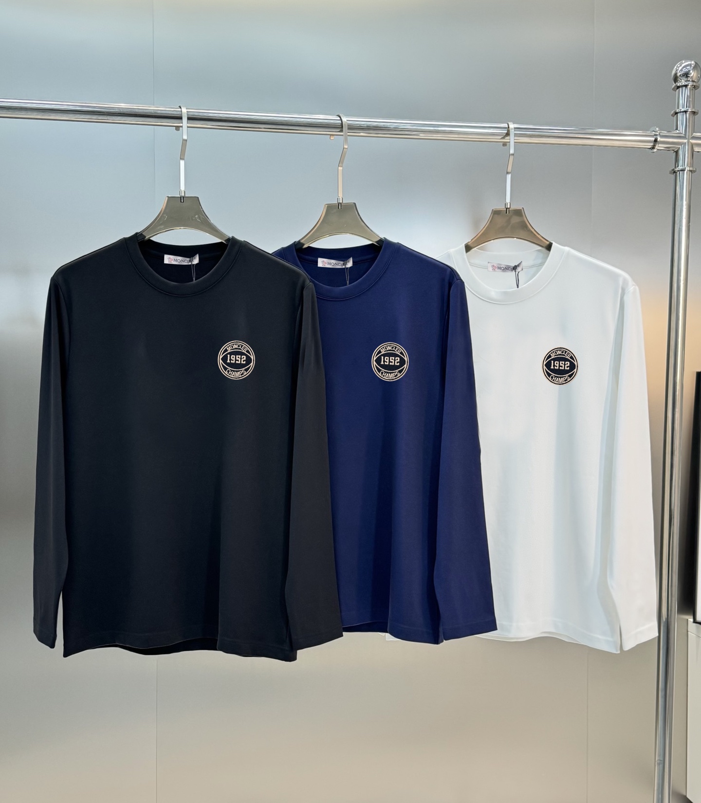 NO:125084,MONCLE*Monk-Kou 24s hot products recommended!  Modal cotton long-sleeved T. 3D three-dimensional graphic letter embroidery on the chest. The layered three-dimensional feeling is extremely strong!  Full of visual impact!  If you are high-end and beautiful, you can only recommend it. The overall effect is very OK~ Regular version!  A capable style!  Customer-supplied 300g modal combed fabric, excellent fabric, natural and high-end!  !  !  The surface is smooth and skin-friendly, and it is as comfortable as a baby!  Color black, white, dark blue, code number M-3XL slim fit style!  (S and 4XL can be customized) / 140 jin recommended L, christian louboutin, alexander wang19860909MONCLE*蒙-口24s爆款推荐！莫代尔棉长袖T.胸口3D立体图形字母绣花.层次立体感极强！视觉冲击力十足！高级好看只得推荐.整体效果非常OK～常规版型！干练的款式！客供300克莫代尔精梳面料,上乘面料,自然高级！！！表面亲肤顺滑,贴身如婴儿般舒适！颜色黑色.白色.深蓝.码数M-3XL修身版型！（S和4XL可订做）/140斤建议L,,christian louboutin,alexander wang,Men's clothing