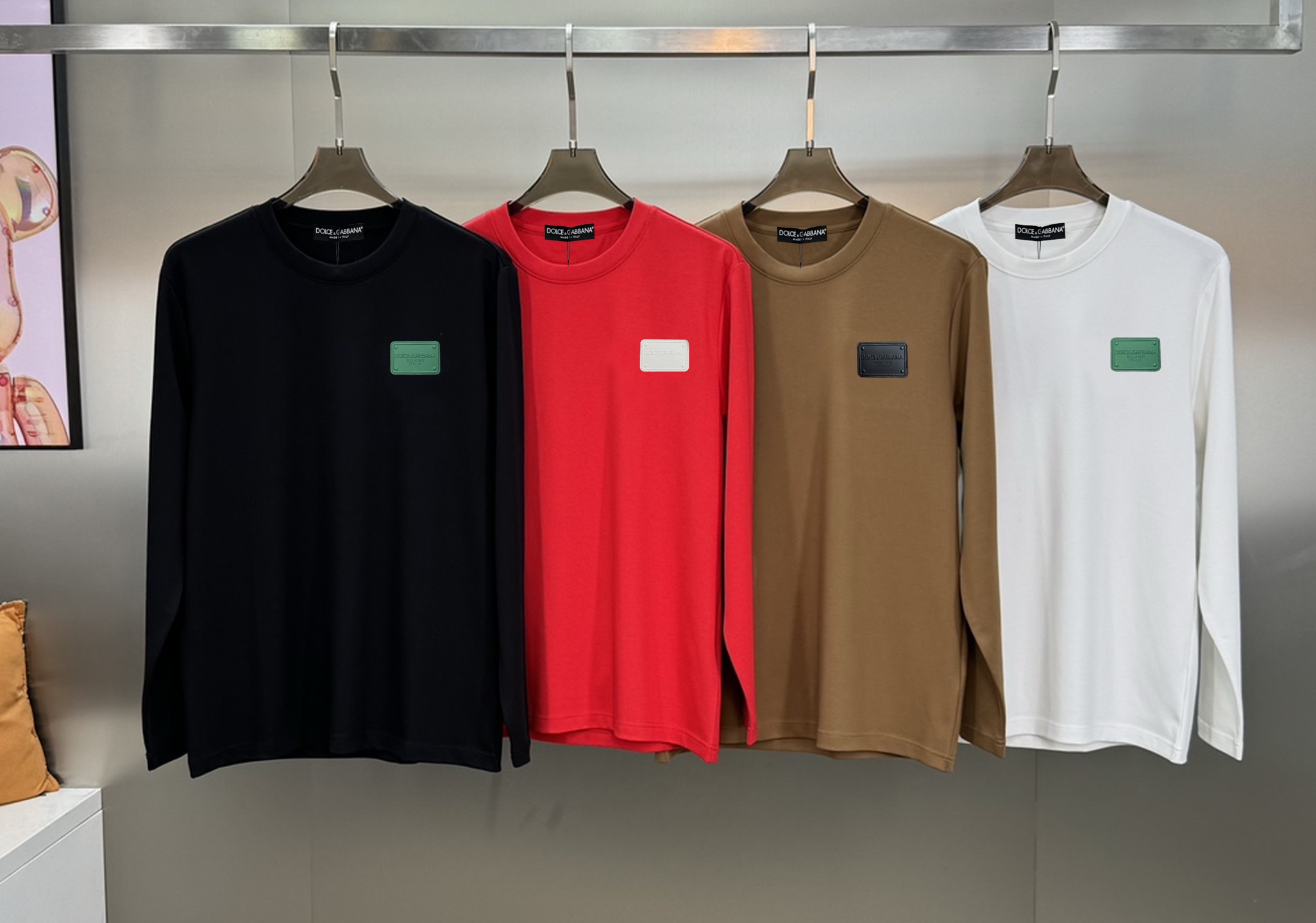 NO:125082,D&G*Duja-Banner 24s new modal T-shirt. The leading figure in the basic style. The classic original hardware leather logo on the chest. It is clean, refreshing, simple and generous. Items that are not limited to age [Fireworks] regular version!  Successful style Customized 300g modal comb fabric, excellent fabric, natural and high-end!  !  !  The surface is smooth and skin-friendly, and it is as comfortable as a baby!  Color black, white, big red, khaki, code number M-3XL slim fit style!  (S and 4Xl can be customized)/140 jin recommended L, Dolce & Gabbana, Dolce & Gabbana, tees, t-shirt, alexander wang19860909D&G*杜嘉-班纳24s新款莫代尔T恤.基础款的领军人物.胸口经典原版五金皮标.干净清爽简单大方.不限年龄的单品推荐[烟花]常规版型！干练的款式 定制客供300克莫代尔梳面料,上乘面料,自然高级！！！表面亲肤顺滑,贴身如婴儿般舒适！颜色黑色.白色.大红.卡其.码数M-3XL修身版型！（S和4Xl可订做）/140斤建议L,,Dolce&Gabbana,Dolce&Gabbana,tees，t-shirt,alexander wang,Men's clothing