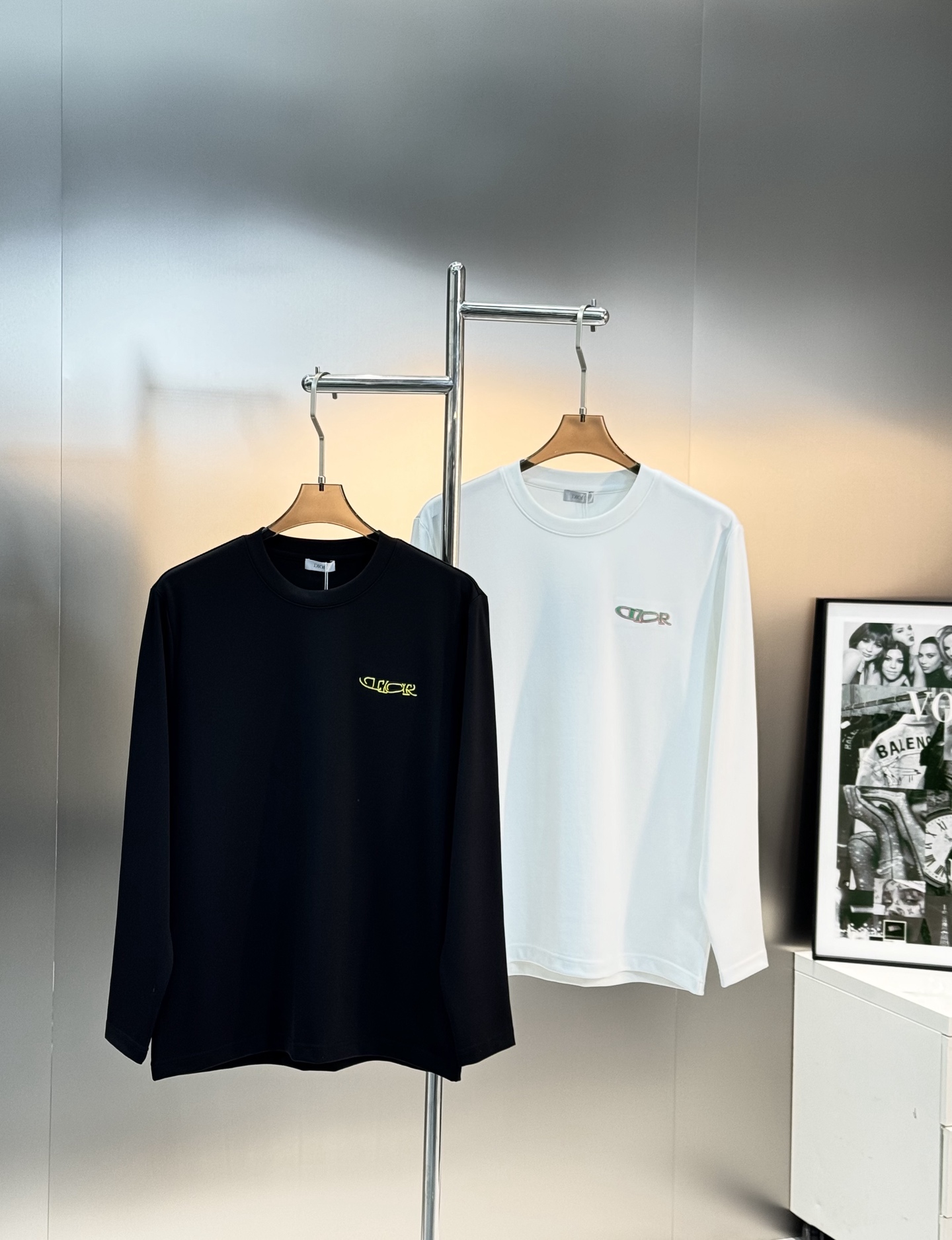 NO:125061,DIO*R Di-Ao 24s round neck modal long sleeves. Contrasting color CD embroidered three-dimensional letters on the chest. Simple and high-end!  Refreshed and upgraded versatile basic models, produced by trading companies!  !  Select high-quality organic 300g modal cotton fabric. Breathable and comfortable, strong texture, durable and fitted cut style, showing the urban style of men. Color black and white. Number of M-3XL slim fit style!  (S and 4xl can be customized)/140 jin recommended L, dior, alexander wang19860909DIO*R迪-奥24s圆领莫代尔长袖.胸前撞色CD绣花立体字母.简单高级！焕新升级百搭基础款,贸易公司出品！！甄选优质有机300g莫代尔棉面料.透气舒适 质地强韧.经久耐穿.合身裁剪版型,展现男士们的都市风格.颜色黑色.白色.码数M-3XL修身版型！（S和4xl可订做）/140斤建议L,,dior,alexander wang,Men's clothing