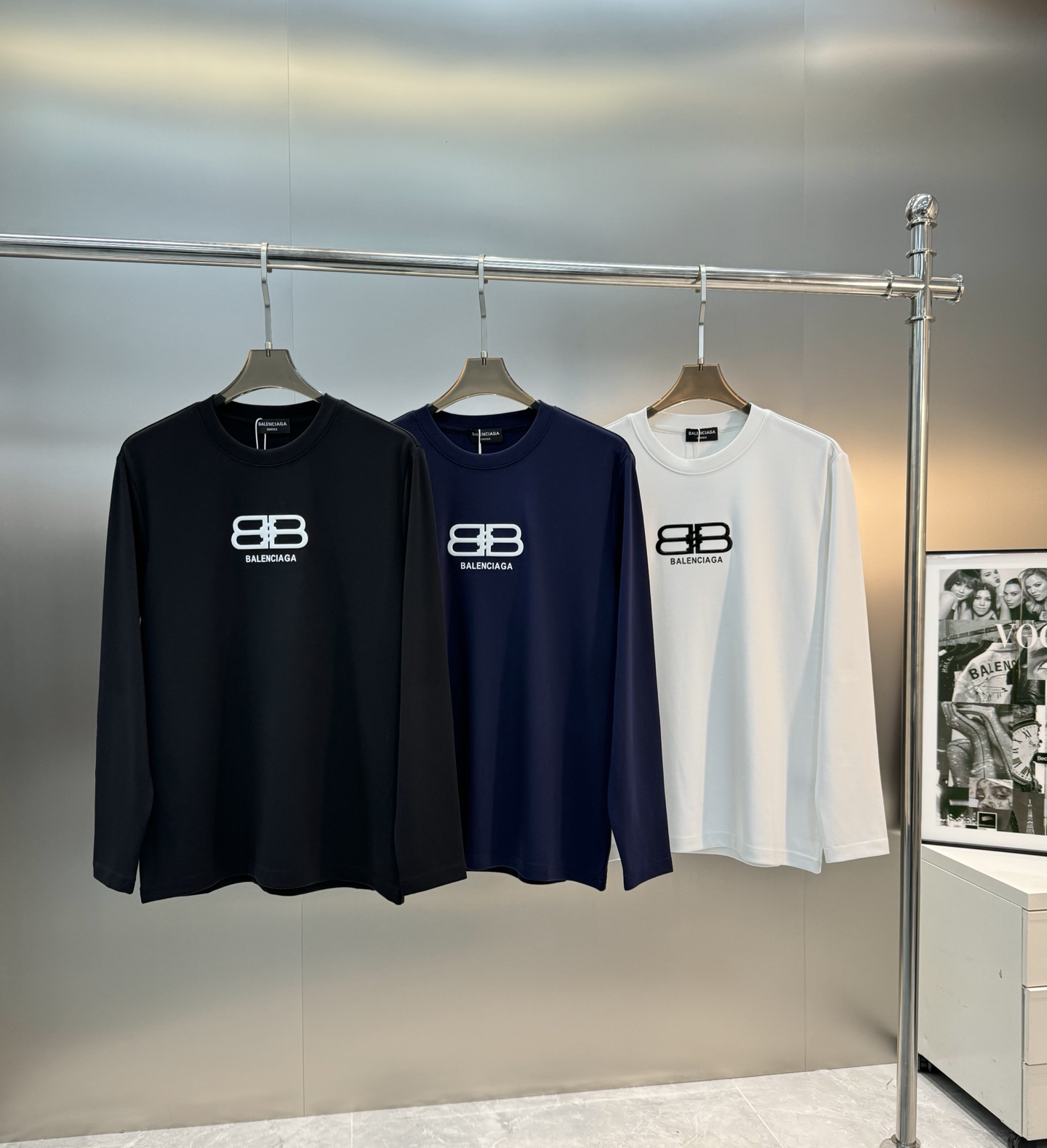 NO:125064,BALENCIA*GA Paris*24s new long-sleeved T-shirt. It is made of custom high-grough weight 300g modal cotton. It has a thick and wide feel. You can feel its high-end texture when you get the real thing. Brand graphics are matched with brand letters. Layered and hot painting technology. Recommended for the same style as Xiaohongshu!  !  !  Color black, white, dark blue. Number of code M-3XL (S and 4XL can be customized)/140 jin recommended L, balenciaga, tees, t-shirt, alexander wang19860909BALENCIA*GA巴黎*24s新款长袖T恤.供定制高克重300g莫代尔棉材质制成,厚实挺阔的手感 实物到手的即可就能感受到它的高级质感所在.品牌图形搭配品牌字母.层叠烫画工艺.小红书同款推荐！！！颜色黑色.白色.深蓝.码数M-3XL（S和4XL可定做）/140斤建议L,,balenciaga,tees，t-shirt,alexander wang,Men's clothing