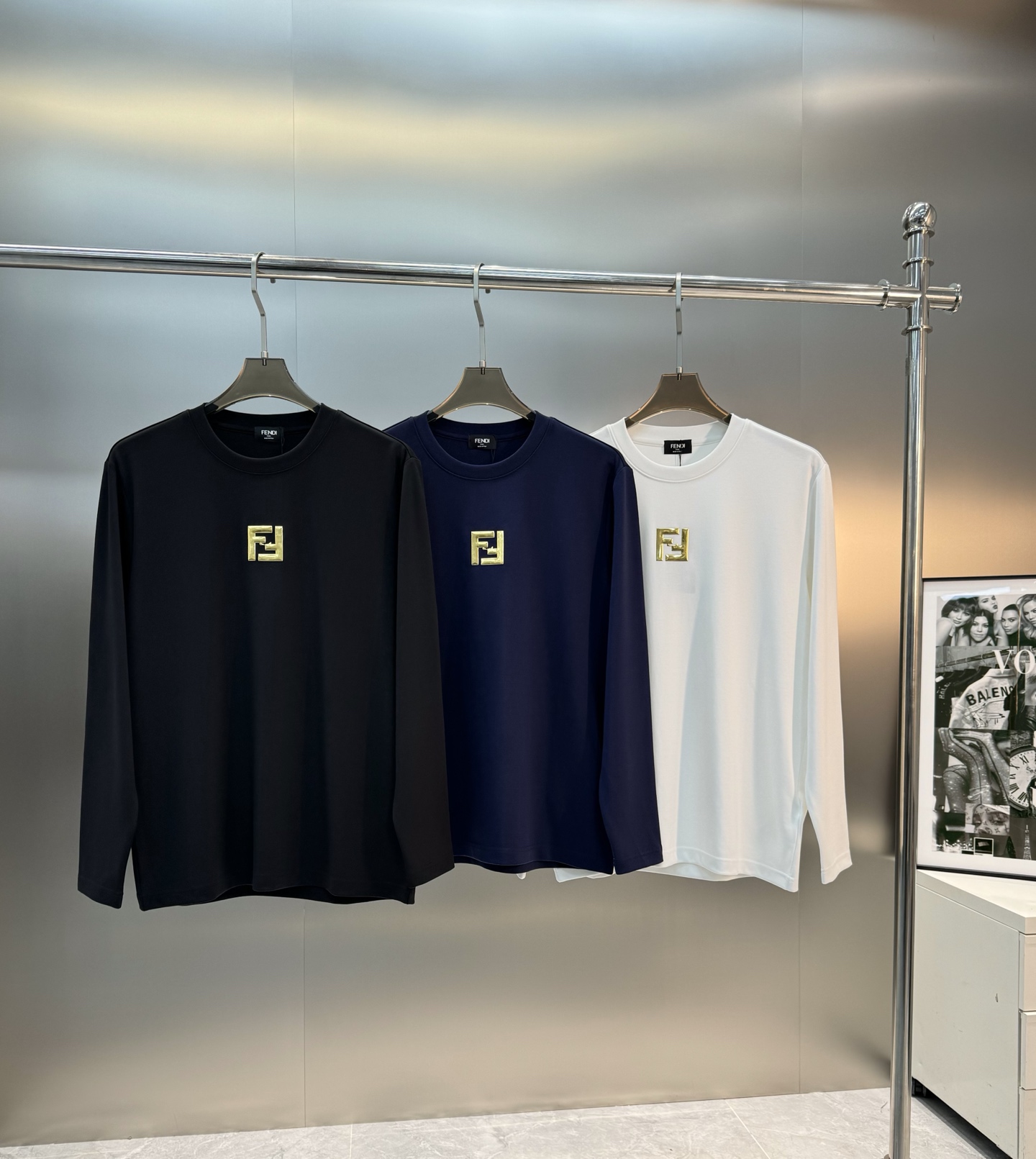 NO:125075,FEND*FenDi 24s new Modal long-sleeved T-shirt. Heavyweight fabric is matched with the brand FF high-cycle three-dimensional craftsmanship. A good-looking FenDi T-shirt. Basic style is recommended. It is particularly exquisite workmanship. The upper body fabric is very comfortable, and the fabric is made of 300g modal cotton. It feels delicate and soft. The upper body is very stylish!  Slim-fitting, reject bloated, full quality!  Color black, white, dark blue, code number M-3XL slim fit style!  (S and 4XL can be customized) 175/140 jin recommended L, fendi, tees, t-shirt, alexander wang19860909FEND*芬-迪24s新品莫代尔长袖T恤.重磅面料搭配品牌FF高周波立体工艺.一件好看的芬-迪T恤.基础款推荐.尤为精湛的做工.上身面料非常舒适,面料采用300g莫代尔棉.手感细腻柔软.上身非常有型！修身剪裁,拒绝臃肿,全品相！颜色黑色.白色.深蓝.码数M-3XL修身版型！（S和4XL可订做）175/140斤建议L,,fendi,tees，t-shirt,alexander wang,Men's clothing