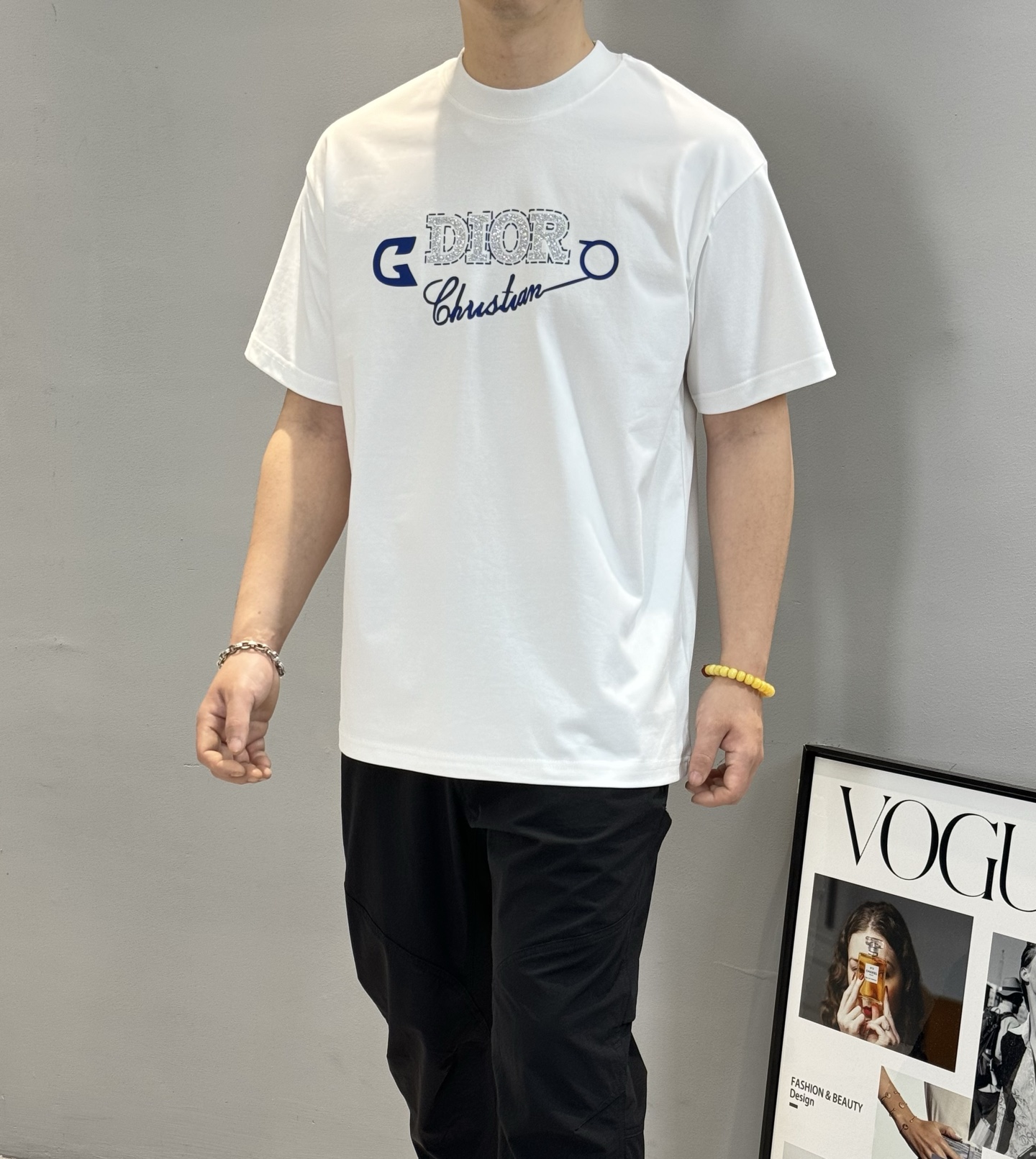 NO:125048,DIO*R Di-Ao 25s spring and summer new round neck short T. Original single quality!  Heavy Industry Classic Pin Letter Shape and Painting Design!  Strong drape!  The texture is perfect!  Micro-expanded loose fit!  Fashionable and beautiful!  The neckline uses official custom threads, and the workmanship is very exquisite!  Excellent style effect!  And it has super breathable performance!  The latest big-name joint push!  It can be easily controlled at any age. It is a must-have item in men's wardrobe. Three-standard. Customized 260 grams of pure cotton. Comfortable, soft, breathable, and full of three-dimensional hot picture texture. Color white and black. European code S-XL (2XL.3XL can be customized) 175/140 jin recommended M), dior, alexander wang19860909DIO*R迪-奥25s春夏新款圆领短T. 原单品质！重工经典别针字母造型烫画设计！悬垂感强！手感质感都极完美！微扩宽松版型！时尚又好看！领口采用官方定制螺纹,做工非常精致！版型效果超赞！而且透气性能超强！最新大牌联名推送！任何年龄阶段都可轻松驾驭,男士衣橱里必备的单品.三标齐.订制260克纯棉.舒适柔软透气性好立体烫画质感满满.颜色白色.黑色.欧码S-XL（2XL.3XL可订做）175/140斤建议M）,,dior,alexander wang,Men's clothing