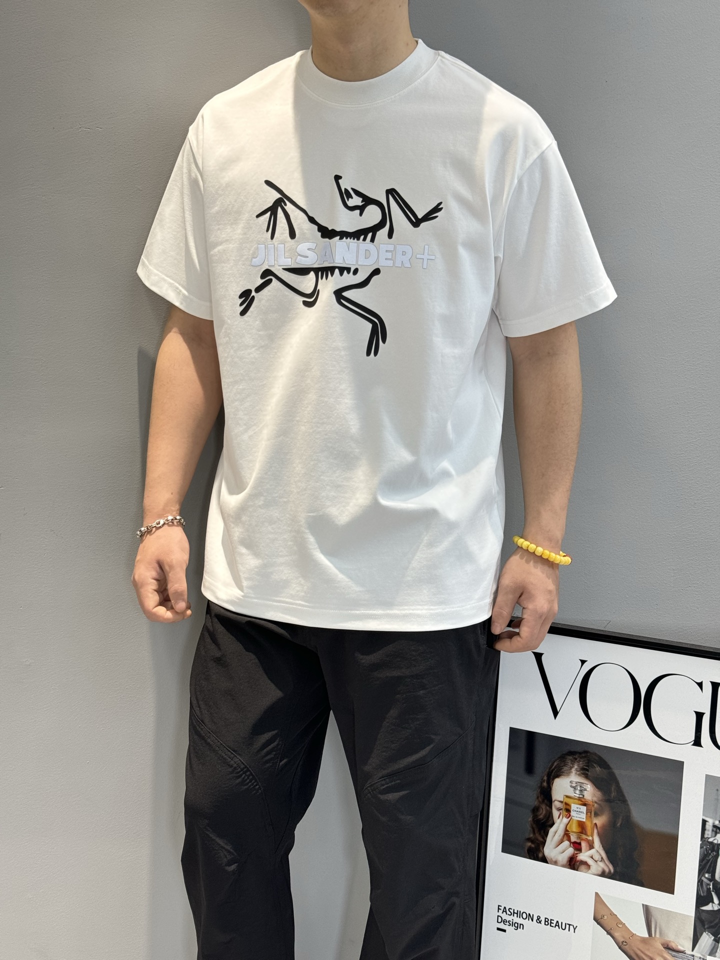 NO:125050,ARC'TERY*'s ancestor - Bird 25s popular products recommended. The same style as men and women!  High-quality and high-end version, this three-dimensional graphic hot-painted design for the letters on the chest and side back. The reflective font design is particularly fresh, making the entire pattern extremely three-dimensional!  It is made of 280g pure cotton. The fabric is soft and comfortable!  Three-standard color ~ black and white. European code S-XL micro-expanded version (2xl.3xl can be customized) 175/140 jin recommended M, alexander wang19860909ARC'TERY*始祖-鸟25s爆款推荐.男女同款！高品质高版本,此款胸前及侧后背字母Logo立体图形烫画设计.反光字体设计尤为新鲜.使得整个的图案极为立体！采用280g纯棉质地.面料柔软舒适！三标齐～颜色黑色.白色.欧码S-XL微扩版型（2xl.3xl可订做）175/140斤建议M,,alexander wang,Men's clothing