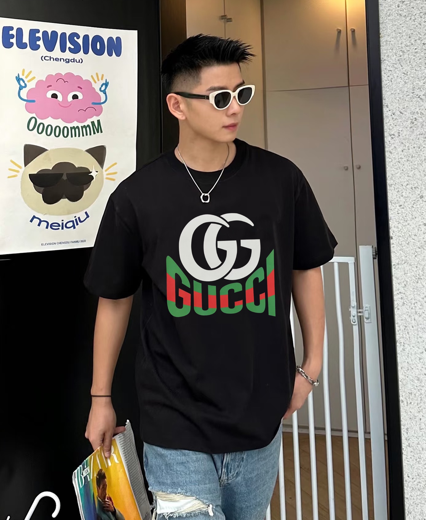 NO:125052,GUCC* trendy brand 25s new round neck T-shirt. The same style as men and women ~ a must-have for trendy people!  Customized brand graphic hot painting technology on the chest. The color levels are detailed. The age-reducing combination is the color combination. The color combination is fashionable and beautiful. The overall effect is young and energetic!  The high gram weight is 280g cotton material, and the feel is quite comfortable. The feel is delicate and textured. The color is black and white. The S-3XL micro-expanded version is!  (175/jin recommended L),,gucci,tees,t-shirt,alexander wang19860909GUCC*潮牌25s新款圆领T恤.男女同款～潮人必备！胸前定制品牌图形烫画工艺.色彩层次有细节.减龄搭配.色彩搭配时尚好看.整体效果年轻有活力！高克重280g棉材质精制而成,着感手感都相当舒适.手感细腻有质感.颜色黑色.白色.码数S-3XL微扩版型！（175/斤建议L）,,gucci,tees，t-shirt,alexander wang,Men's clothing