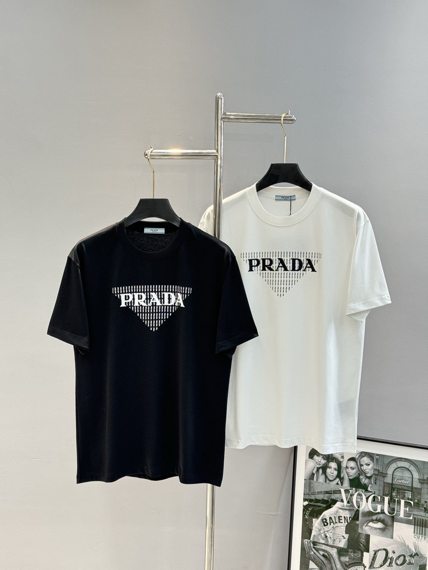 NO:125056,PRAD* Pula-Da new T-shirt.25S same style for men and women!  The three-dimensional printing design of high-definition 3D letters on the chest forms a classic brand inverted triangle shape. It is matched with 3D heavy-work letter embroidery PRADA. The texture and matching are all extraordinary!  The texture is excellent, comfortable and breathable. It is unforgettable!  Customized high-quality 40 260g pure cotton fabric. Comfortable and soft ~ a must-have item for single wear with jackets!  Color black. White. European code Xs-L (175/140 jin recommended S), prada, prada, jackets & coats, tees, t-shirt, alexander wang19860909PRAD*普拉-达新款T恤.25S男女同款！胸前高清3D字母立体印花设计.形成经典品牌倒三角造型.搭配3D重工字母绣花PRADA.质感搭配都是不同凡响！质感极好舒适又透气.让人过目难忘！订制优质40支260g纯棉面料.舒适柔软～单穿搭配外套必备单品！颜色黑色.白色.欧码Xs-L（175/140斤建议S）,,prada,prada,jackets & coats,tees，t-shirt,alexander wang,Men's clothing