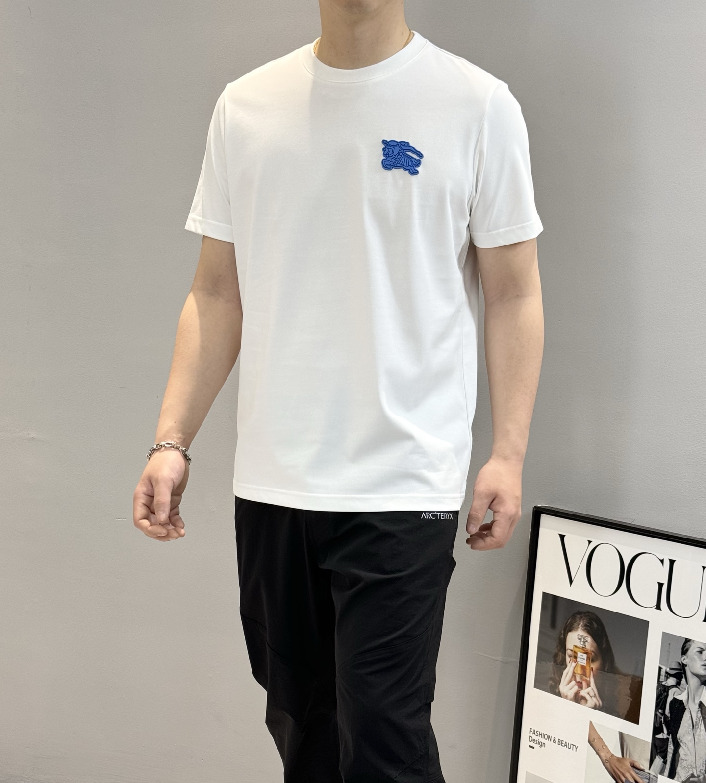 NO:125066,BBR*25S classic round neck T-shirt. The horse is simple and basic!  Excellent quality and contemporary popular elements. The front chest has a three-dimensional 3D silicone texture LOGO super label, and the workmanship is quite CALL!  100% double yarn tightly spinned 240g high-woven cotton. The cotton is full, comfortable and textured!  Color black, white, code number M-3XL slim fit style!  (S and 4XL.5XL can be customized) 175/140 jin recommended L, tees, t-shirt, alexander wang19860909BBR*25S经典圆领T恤.战马造型简单基础款！优秀品质和当代流行元素搭配.前胸立体3D硅胶质感LOGO超强标签,做工相当打CALL！百分百双纱紧密纺 240g高织棉.棉质饱满,舒适有质感！颜色黑色.白色.码数M-3XL修身版型！（S和4XL.5XL可订做）175/140斤建议L,,tees，t-shirt,alexander wang,Men's clothing