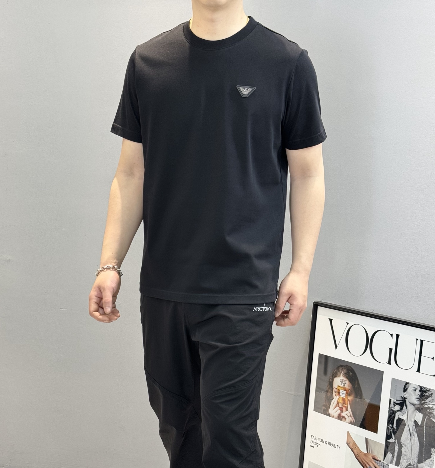 NO:134165,ARMAN* Armani 25s new men's round neck short sleeves. Three-dimensional flying eagle LOGO on the chest. Custom leather logo. Simple and high-end. It has a distinct recognition. It enriches the vision and adds a sense of nobility!  Customized 240g high-woven cotton fabric. It is delicate, soft and textured!  The comfortable touch experience is self-evident, and the upper body is excellent in texture!  Color black, white, code number M-3XL slim fit style!  (S and 4XL.5XL can be customized) 175/140 jin recommended L, armani, armani, T-shirt, alexander wang19860909ARMAN*阿玛尼25s新品男士圆领短袖.胸口立体飞鹰LOGO.订制皮标.简单高级.辨识度颇具鲜明.即丰富了视觉又增加高贵感！订制240g高织棉面料.细腻柔软有质感！舒适触感体验不言而喻,上身极佳质感！颜色黑色.白色.码数M-3XL修身版型！（S和4XL.5XL可订做）175/140斤建议L,,armani,armani,T-shirt,alexander wang,Men's clothing