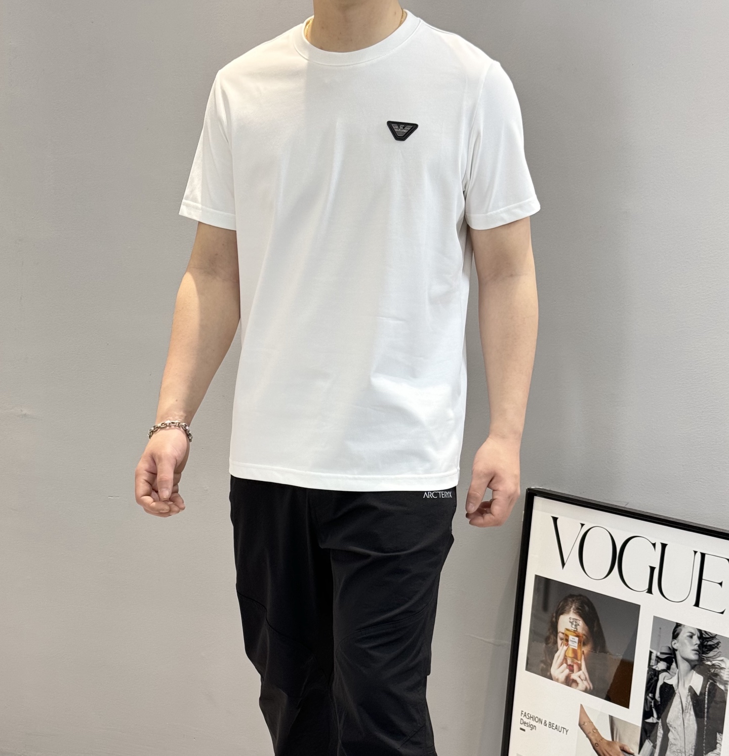 NO:125072,ARMAN* Armani 25s new men's round neck short sleeves. Three-dimensional flying eagle LOGO on the chest. Custom leather logo. Simple and high-end. It has a distinct recognition. It enriches the vision and adds a sense of nobility!  Customized 240g high-woven cotton fabric. It is delicate, soft and textured!  The comfortable touch experience is self-evident, and the upper body is excellent in texture!  Color black, white, code number M-3XL slim fit style!  (S and 4XL.5XL can be customized) 175/140 jin recommended L, armani, armani, T-shirt, alexander wang19860909ARMAN*阿玛尼25s新品男士圆领短袖.胸口立体飞鹰LOGO.订制皮标.简单高级.辨识度颇具鲜明.即丰富了视觉又增加高贵感！订制240g高织棉面料.细腻柔软有质感！舒适触感体验不言而喻,上身极佳质感！颜色黑色.白色.码数M-3XL修身版型！（S和4XL.5XL可订做）175/140斤建议L,,armani,armani,T-shirt,alexander wang,Men's clothing