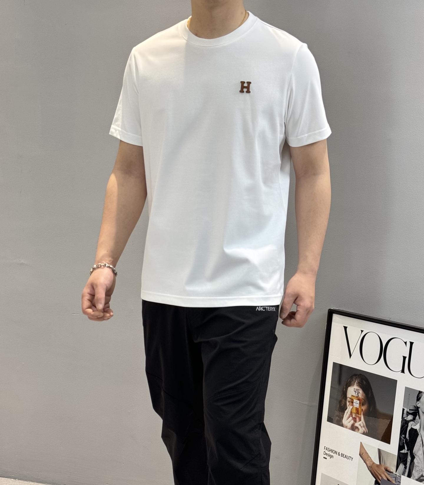 NO:125069,Herme*s 2025ss short-sleeved T-shirt, classic brand H orange leather label design for chest. 240g pure cotton double yarn fabric, color-dyeing fabric, ultra-fine flat screen printing process, full of trend, fine yarn material is made of mesh board, fixed-dyeing high-woven pure cotton fabric, loose and casual upper body effect, complete three standards!  Color black. White. Size M-3XL slim fit!  (S and 4XL.5XL can be customized) 175/140 jin recommended L, hermes, hermes, T-shirt, tees, t-shirt, alexander wang19860909Herme*s爱马仕2025ss 短袖T恤,胸口定制经典品牌H橘色皮标设计.240g纯棉双纱面料,对色定染面料,超精细平网印花工艺,潮流感十足,采用细致纱网材质做网板,定染高织面纯棉面料,上身效果宽松休闲,三标齐全！颜色黑色.白色.尺码M-3XL 修身版型！（S和4XL.5XL可订做）175/140斤建议L,,hermes,hermes,T-shirt,tees，t-shirt,alexander wang,Men's clothing