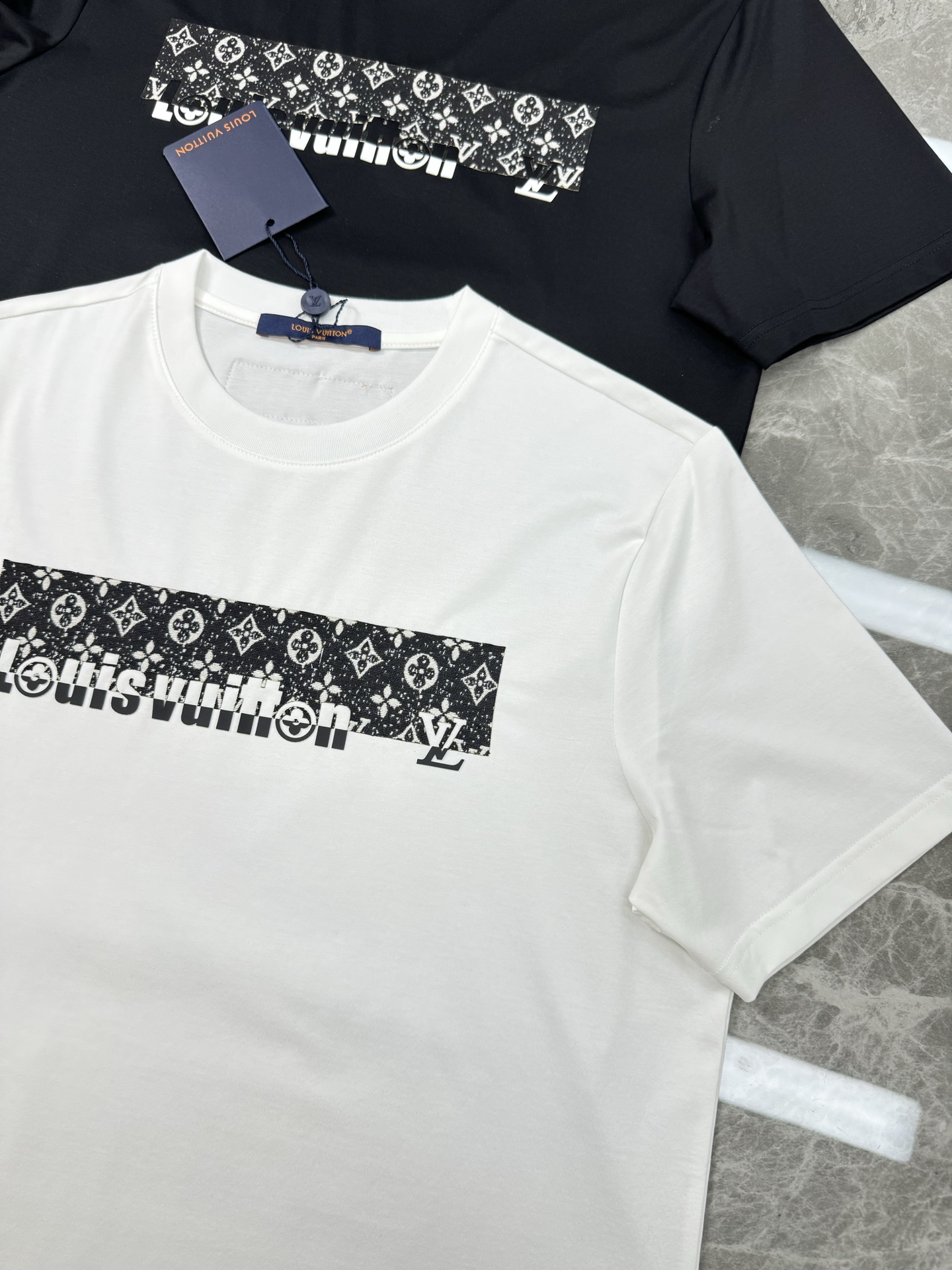 驴牌*25s夏季圆领短袖.极为难得的款式，采用190g丝光棉面料，贴身体感非常舒适透气.......镜头