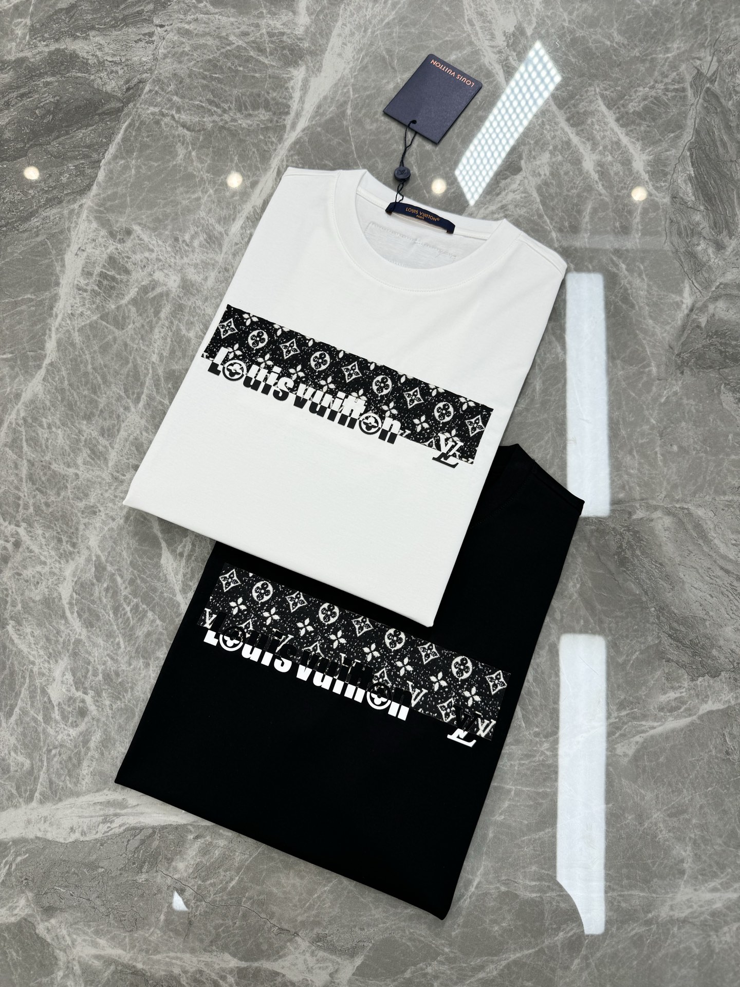 驴牌*25s夏季圆领短袖.极为难得的款式，采用190g丝光棉面料，贴身体感非常舒适透气.......镜头