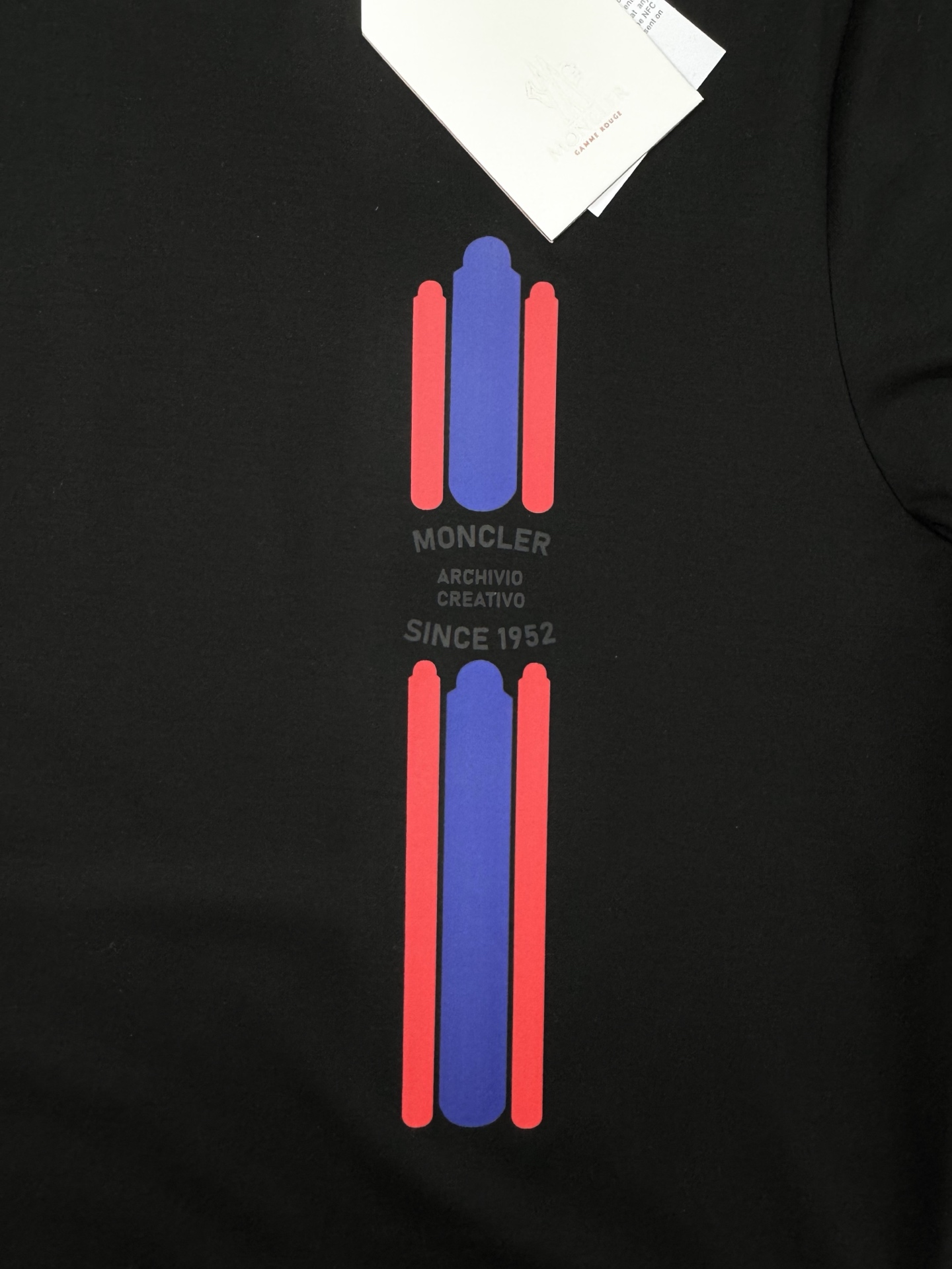 Moncle**25s新款圆领T恤.简单基础款.品牌字母logo印花设计.搭配经典蓝白红三色相间.立体设