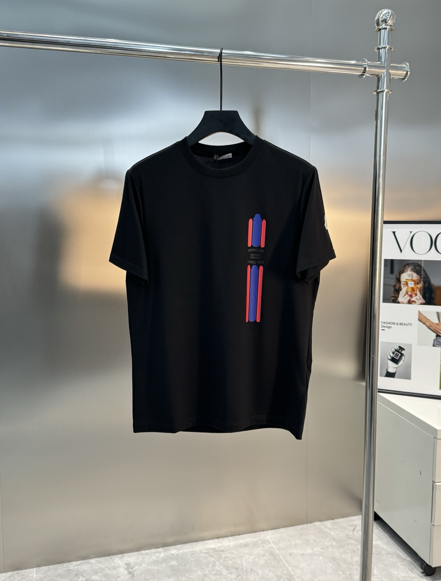 Moncle**25s新款圆领T恤.简单基础款.品牌字母logo印花设计.搭配经典蓝白红三色相间.立体设