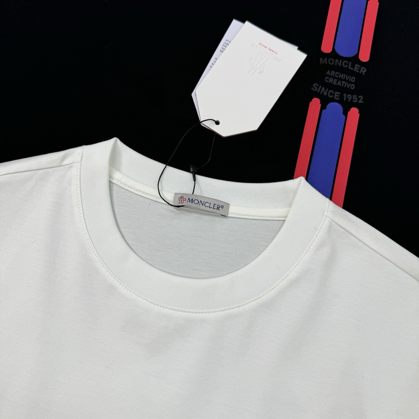 Moncle**25s新款圆领T恤.简单基础款.品牌字母logo印花设计.搭配经典蓝白红三色相间.立体设
