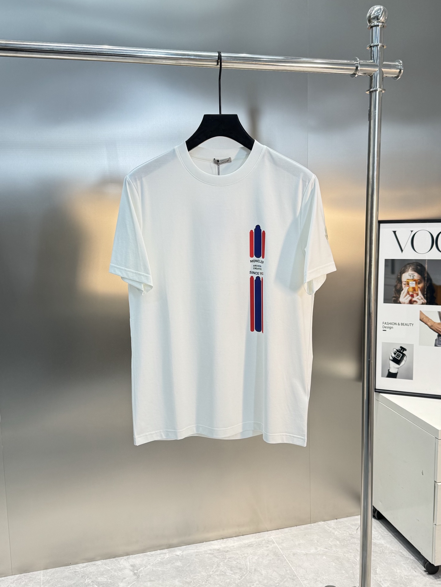 Moncle**25s新款圆领T恤.简单基础款.品牌字母logo印花设计.搭配经典蓝白红三色相间.立体设