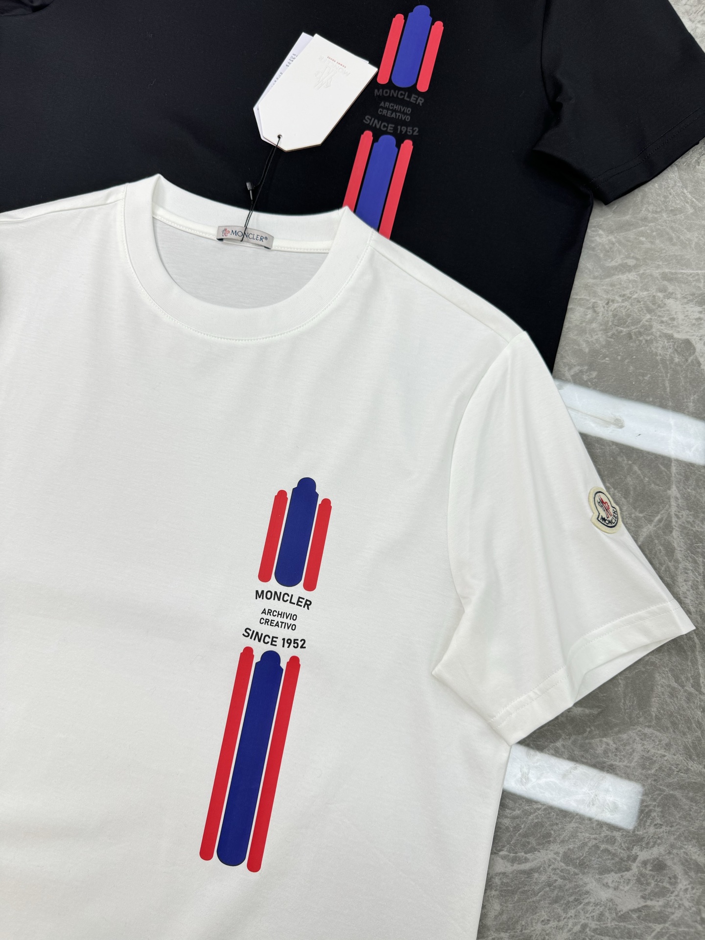 Moncle**25s新款圆领T恤.简单基础款.品牌字母logo印花设计.搭配经典蓝白红三色相间.立体设