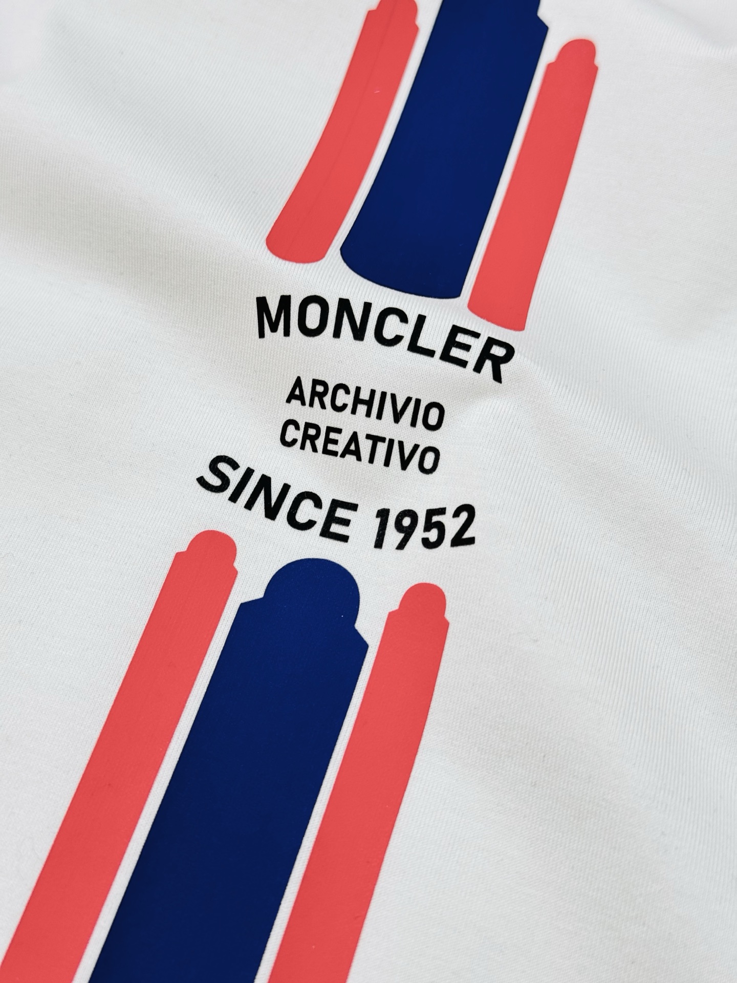 Moncle**25s新款圆领T恤.简单基础款.品牌字母logo印花设计.搭配经典蓝白红三色相间.立体设