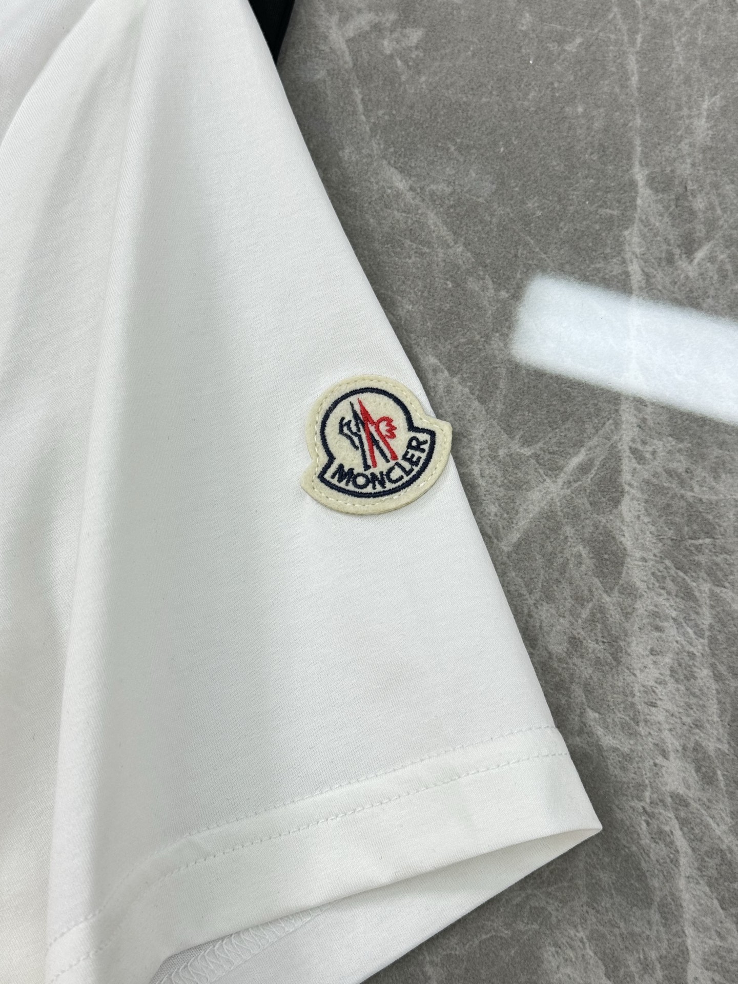 Moncle**25s新款圆领T恤.简单基础款.品牌字母logo印花设计.搭配经典蓝白红三色相间.立体设