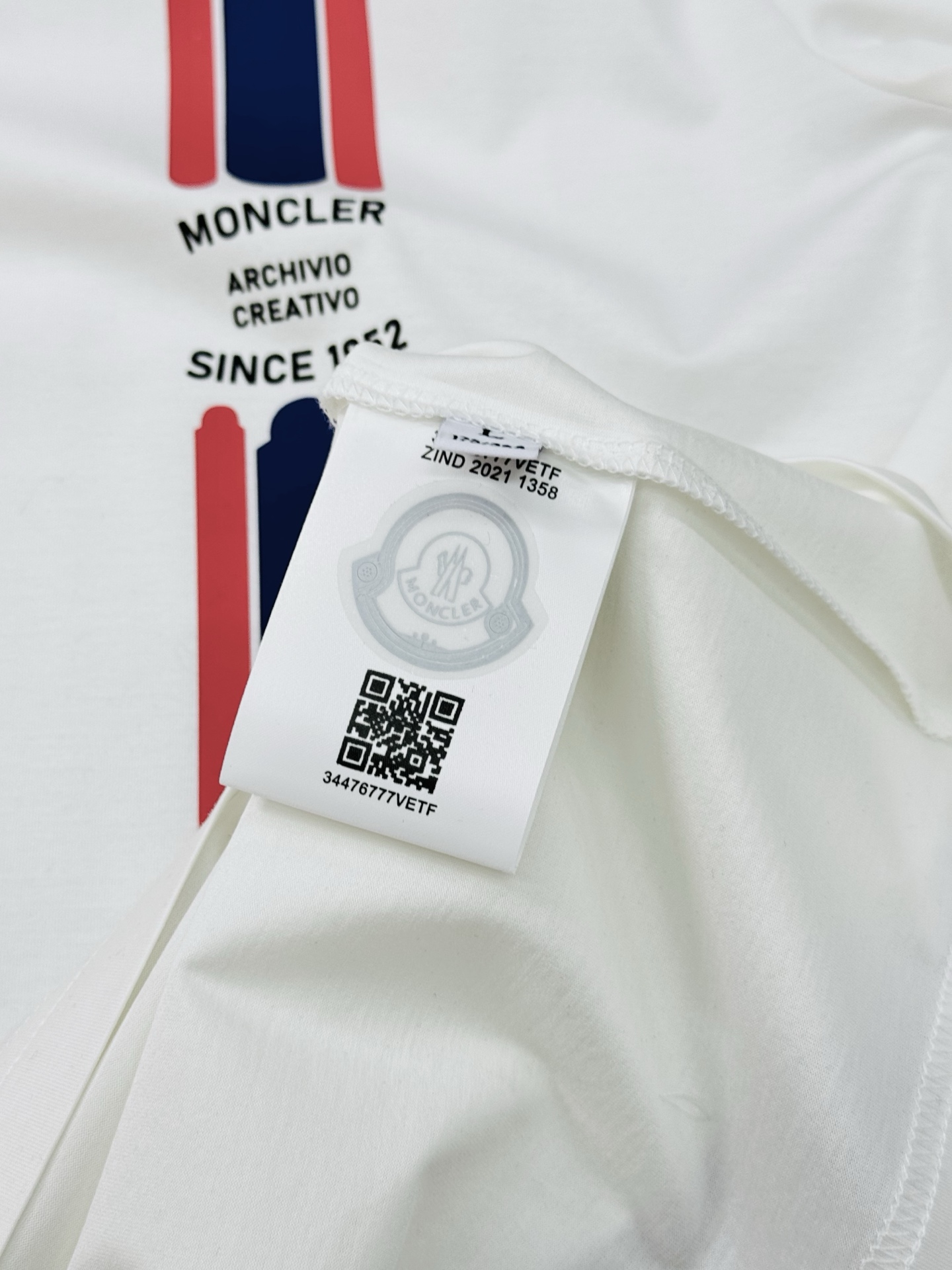 Moncle**25s新款圆领T恤.简单基础款.品牌字母logo印花设计.搭配经典蓝白红三色相间.立体设