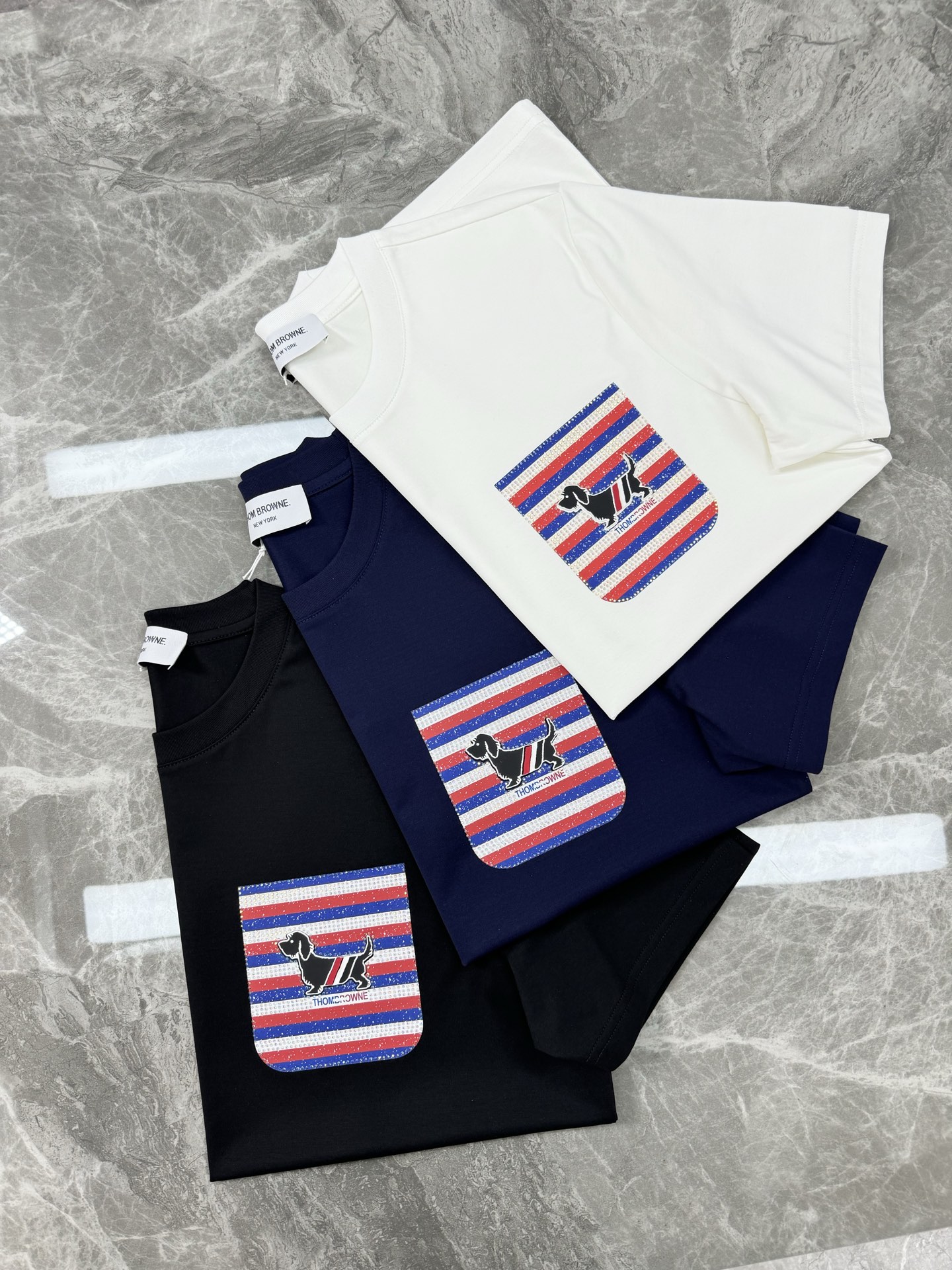 顶级丝光棉～THOM*BROWN*汤姆布朗全品相#25春夏款圆领T恤.胸口经典TB小狗烫画工艺.口袋造型