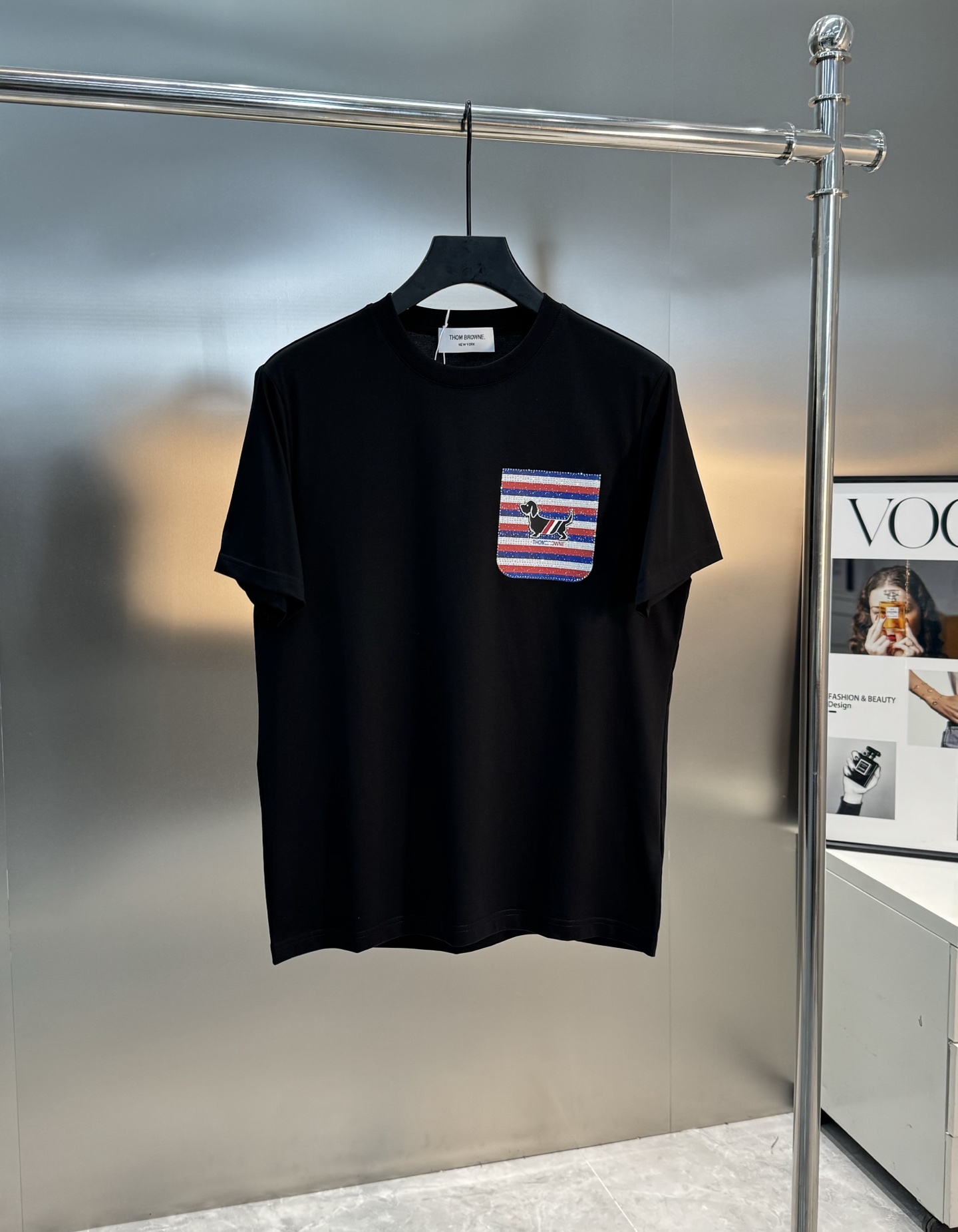 顶级丝光棉～THOM*BROWN*汤姆布朗全品相#25春夏款圆领T恤.胸口经典TB小狗烫画工艺.口袋造型