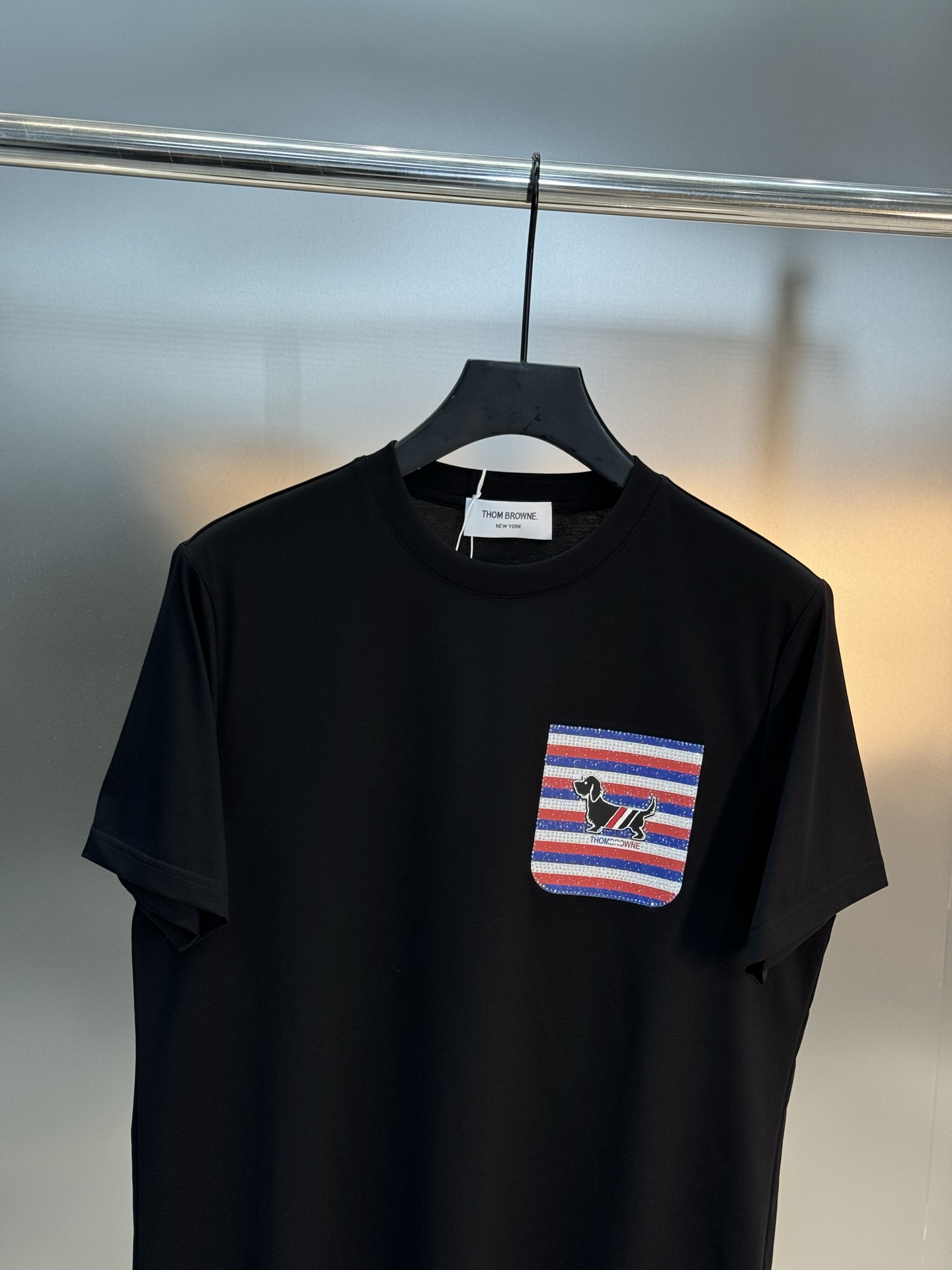 顶级丝光棉～THOM*BROWN*汤姆布朗全品相#25春夏款圆领T恤.胸口经典TB小狗烫画工艺.口袋造型
