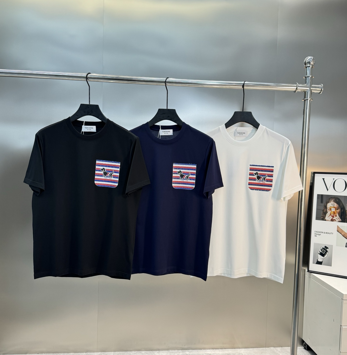 顶级丝光棉～THOM*BROWN*汤姆布朗全品相#25春夏款圆领T恤.胸口经典TB小狗烫画工艺.口袋造型
