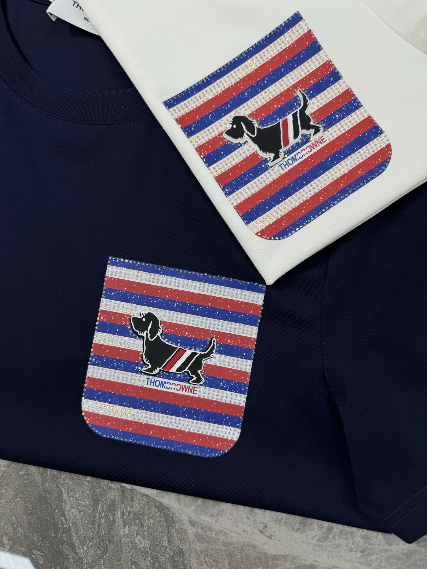 顶级丝光棉～THOM*BROWN*汤姆布朗全品相#25春夏新款圆领T恤.胸口经典TB小狗烫画工艺.口袋造