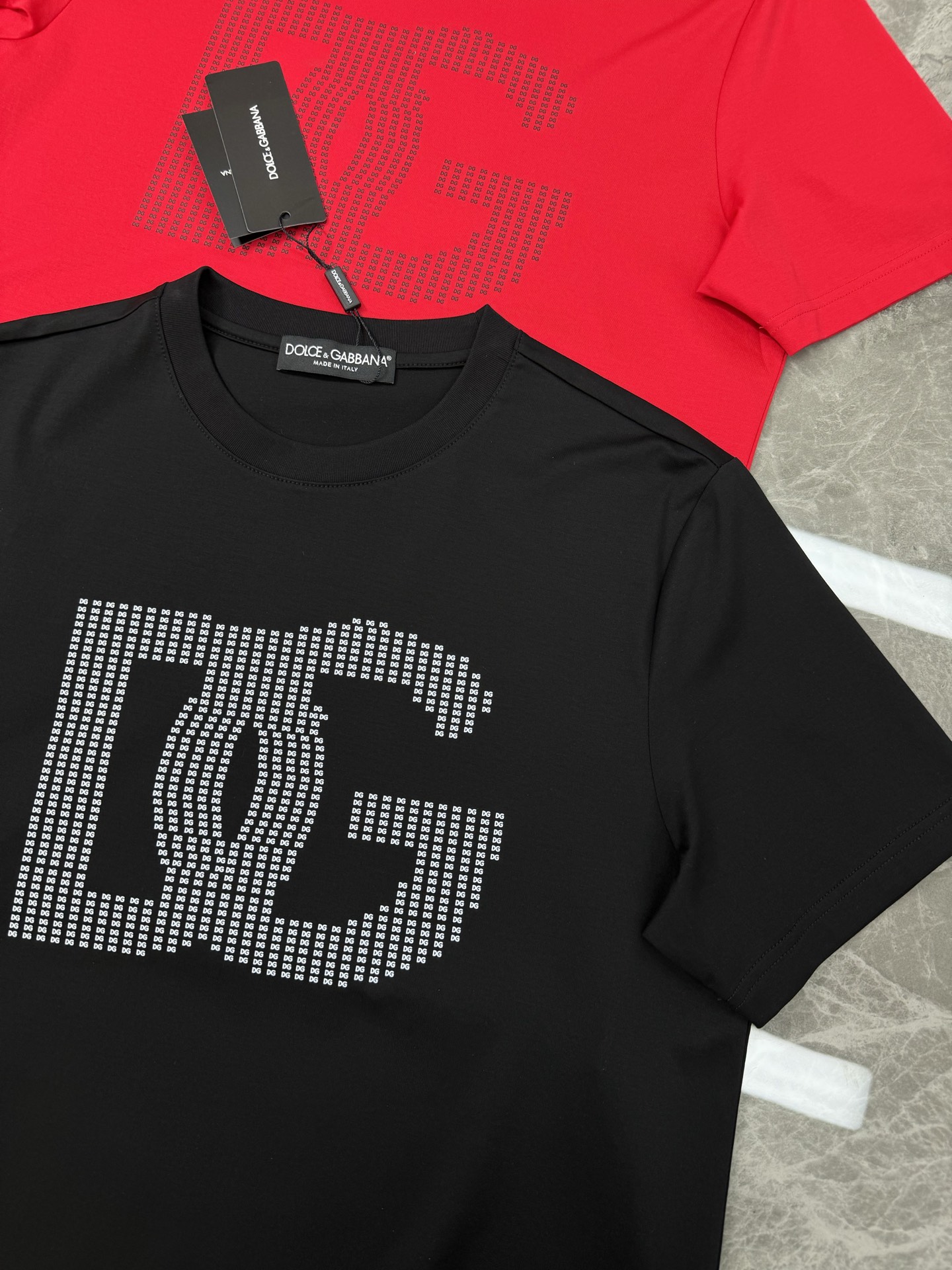 D&G*杜嘉班纳25s夏季新款丝光棉T恤.高街颜值担当，前胸立体造型DG凸出形象，高温烫画.极具代表性.