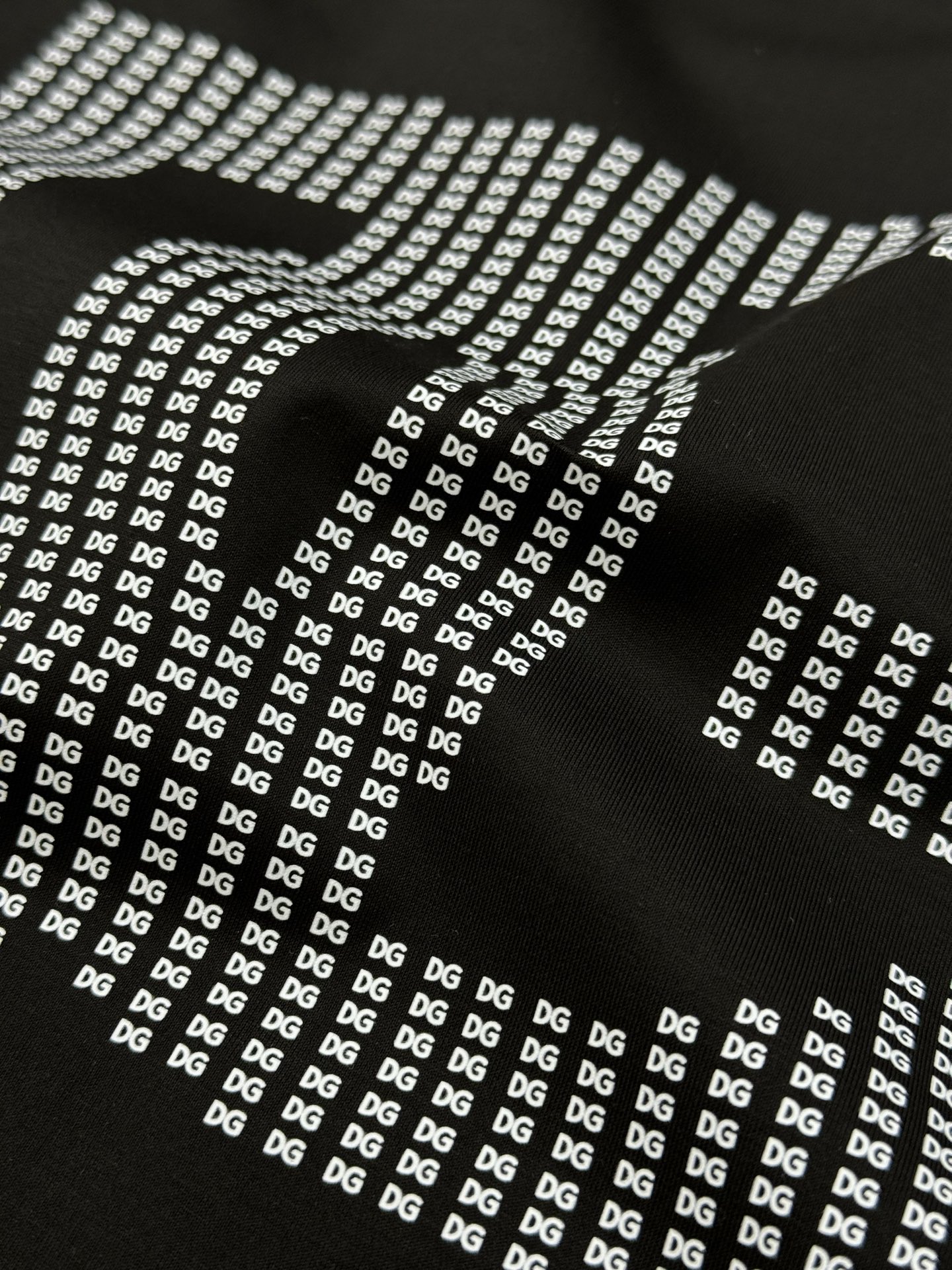 D&G*杜嘉班纳25s夏季新款丝光棉T恤.高街颜值担当，前胸立体造型DG凸出形象，高温烫画.极具代表性.