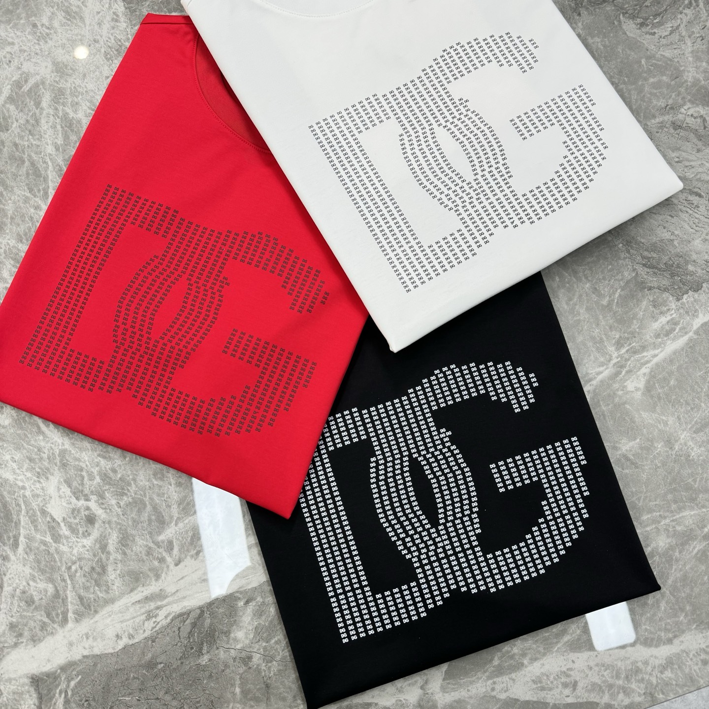 D&G*杜嘉班纳25s夏季新款丝光棉T恤.高街颜值担当，前胸立体造型DG凸出形象，高温烫画.极具代表性.