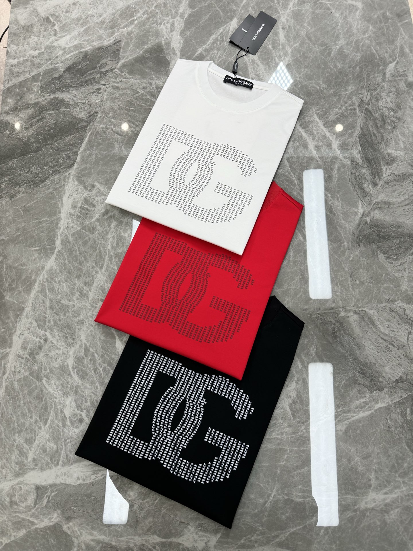 D&G*杜嘉班纳25s夏季新款丝光棉T恤.高街颜值担当，前胸立体造型DG凸出形象，高温烫画.极具代表性.