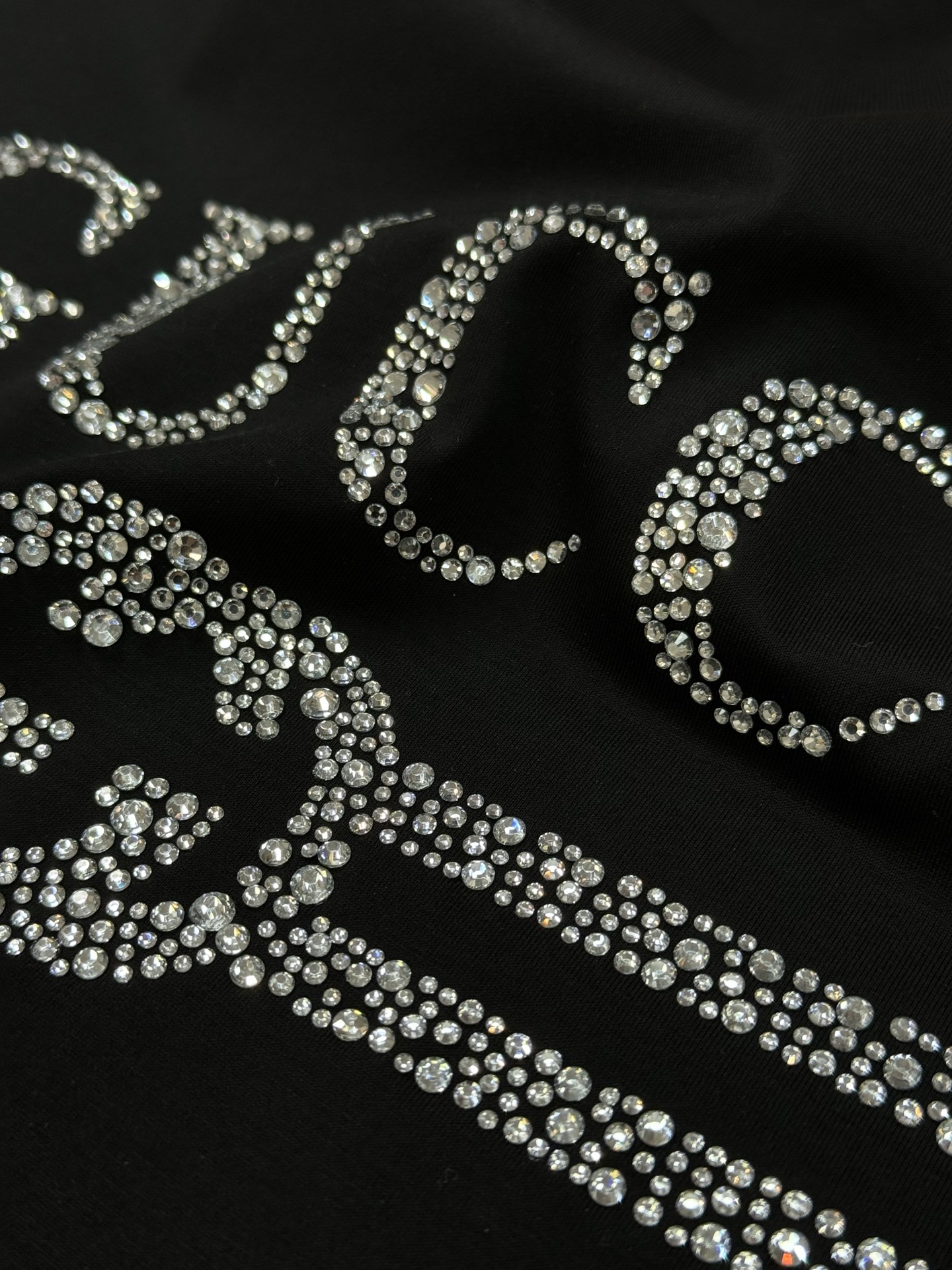 GUCC*25S春夏款T恤！经典烫钻字母短袖T恤！胸前高温3D立体烫钻.面料采190g100%丝光棉. 