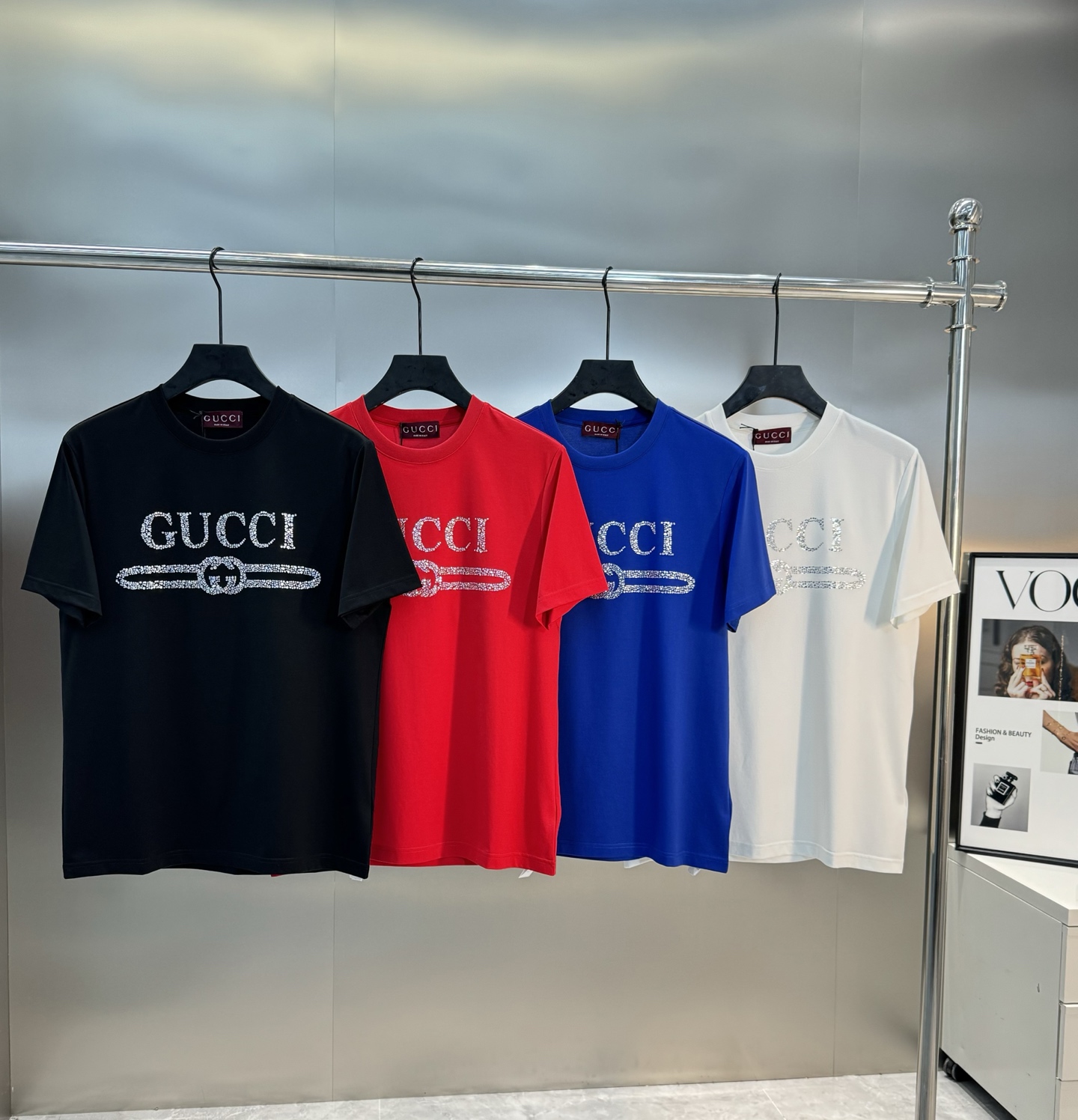 GUCC*25S春夏款T恤！经典烫钻字母短袖T恤！胸前高温3D立体烫钻.面料采190g100%丝光棉. 